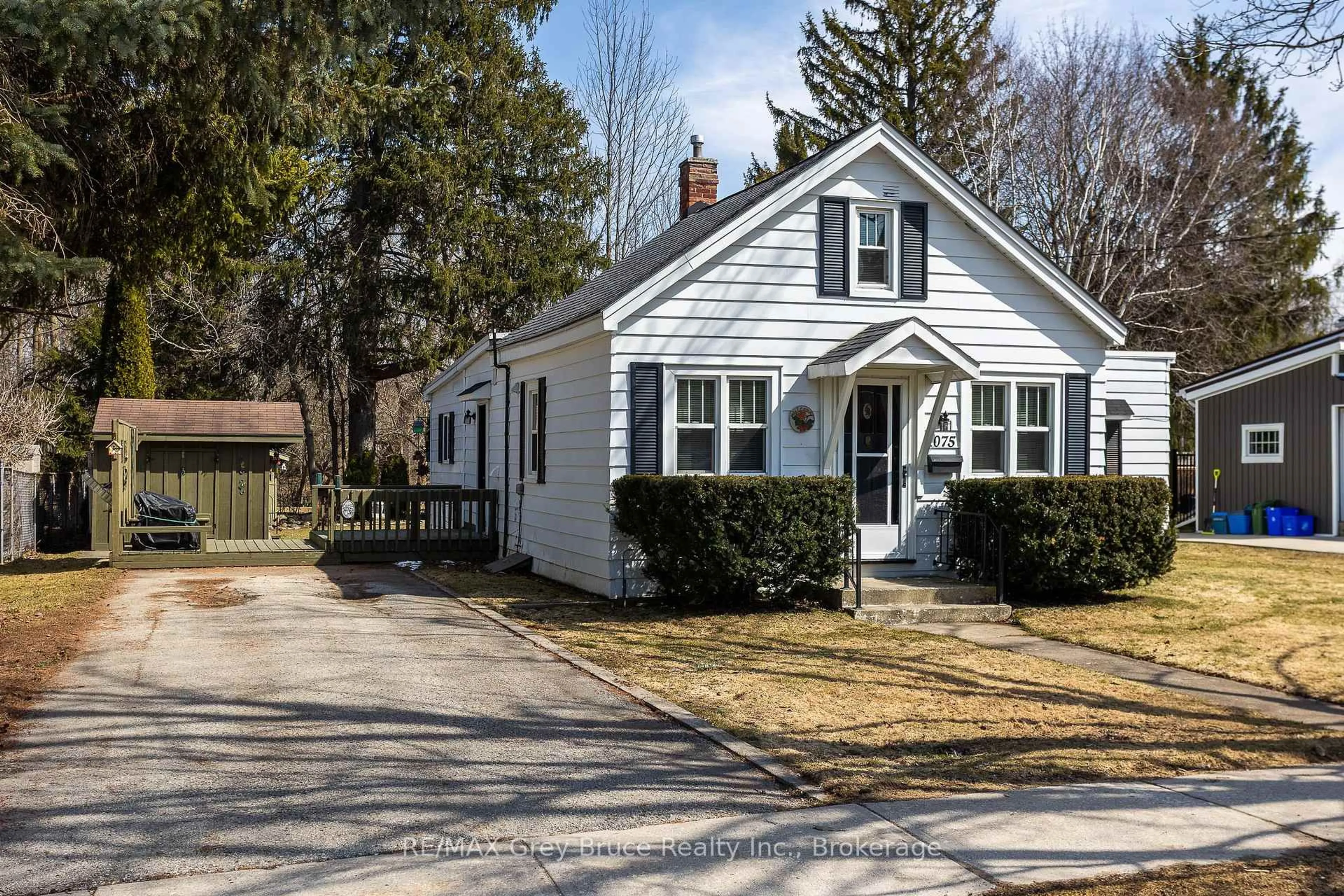 Home with vinyl exterior material, street for 1075 6th Ave, Owen Sound Ontario N4K 5G8