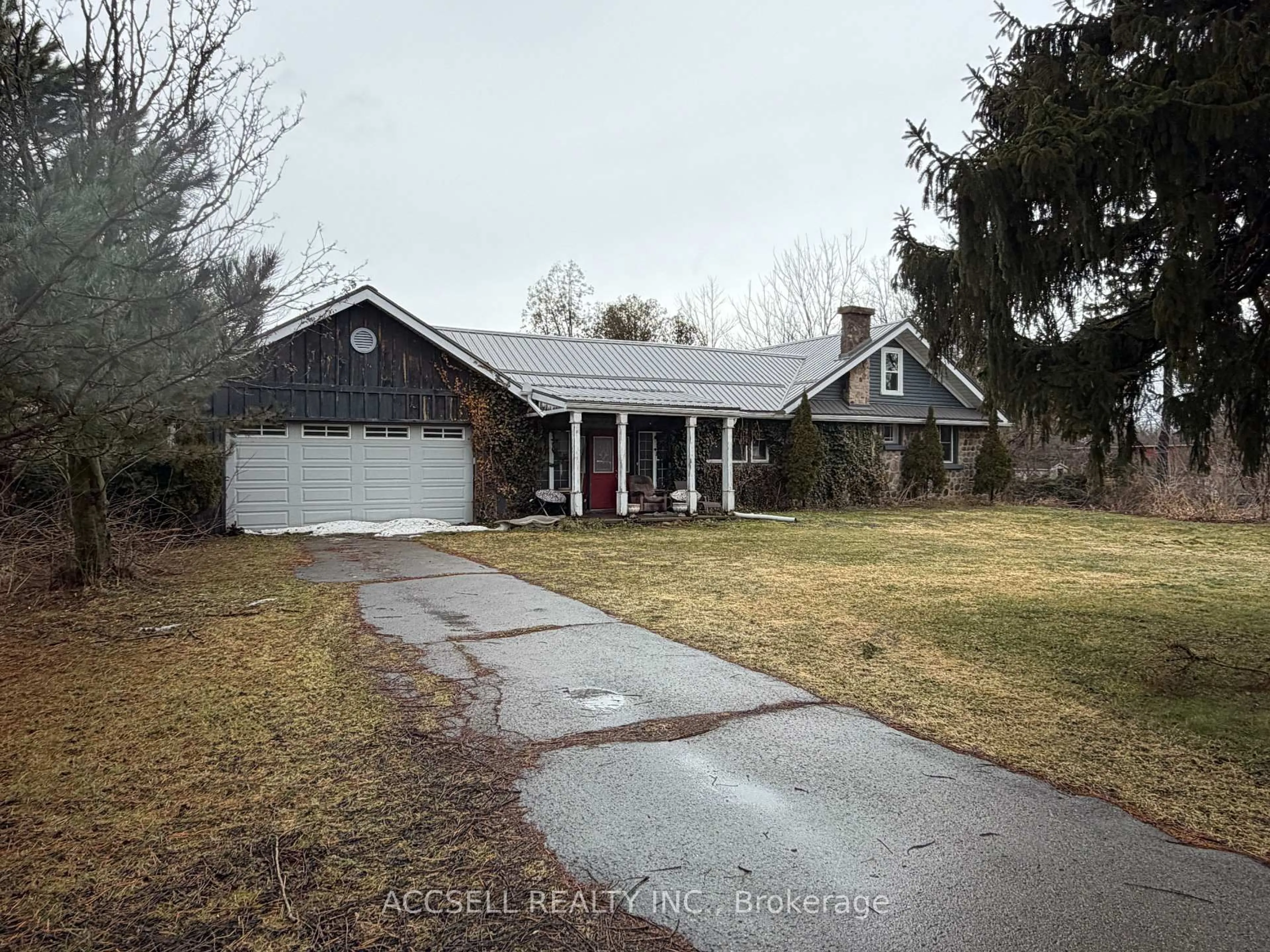 A pic from outside/outdoor area/front of a property/back of a property/a pic from drone, street for 872 Norfolk St, Norfolk Ontario N3Y 3R8