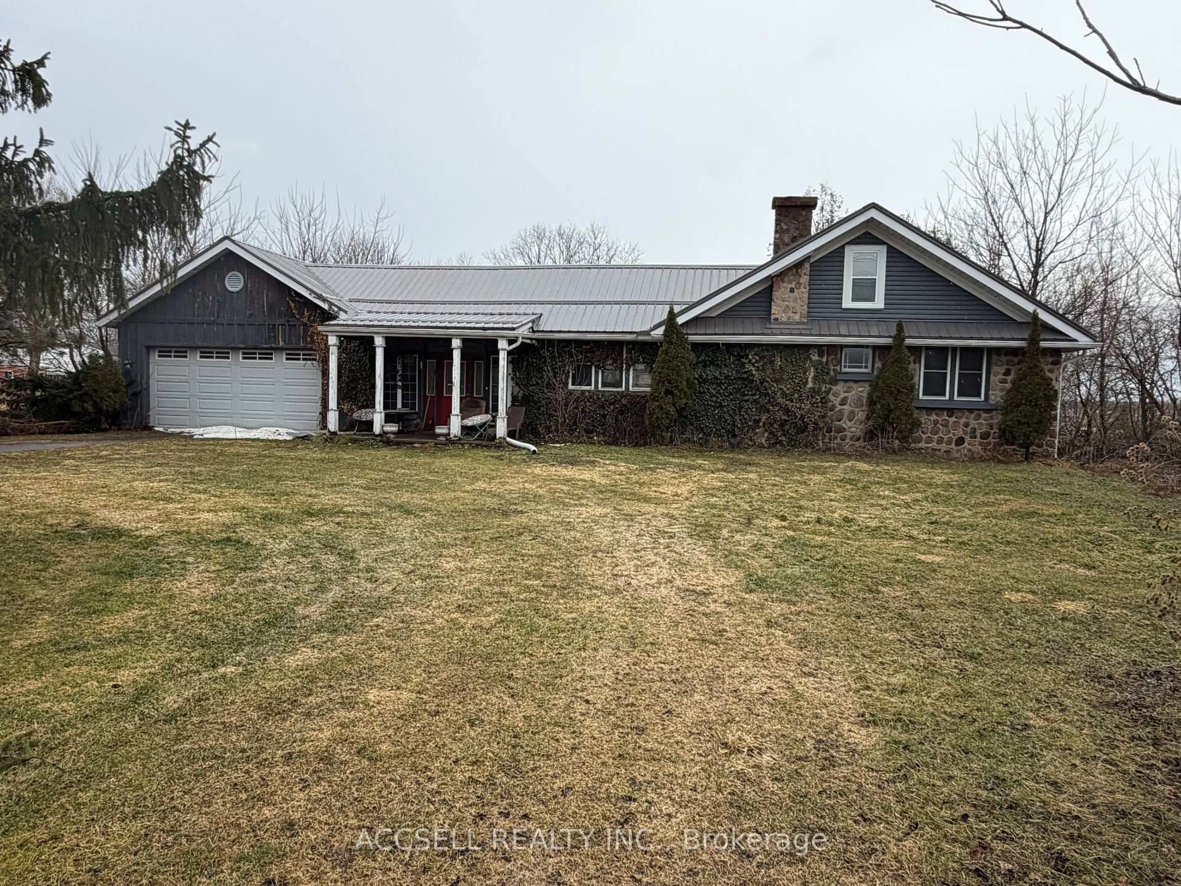 A pic from outside/outdoor area/front of a property/back of a property/a pic from drone, street for 872 Norfolk St, Norfolk Ontario N3Y 3R8