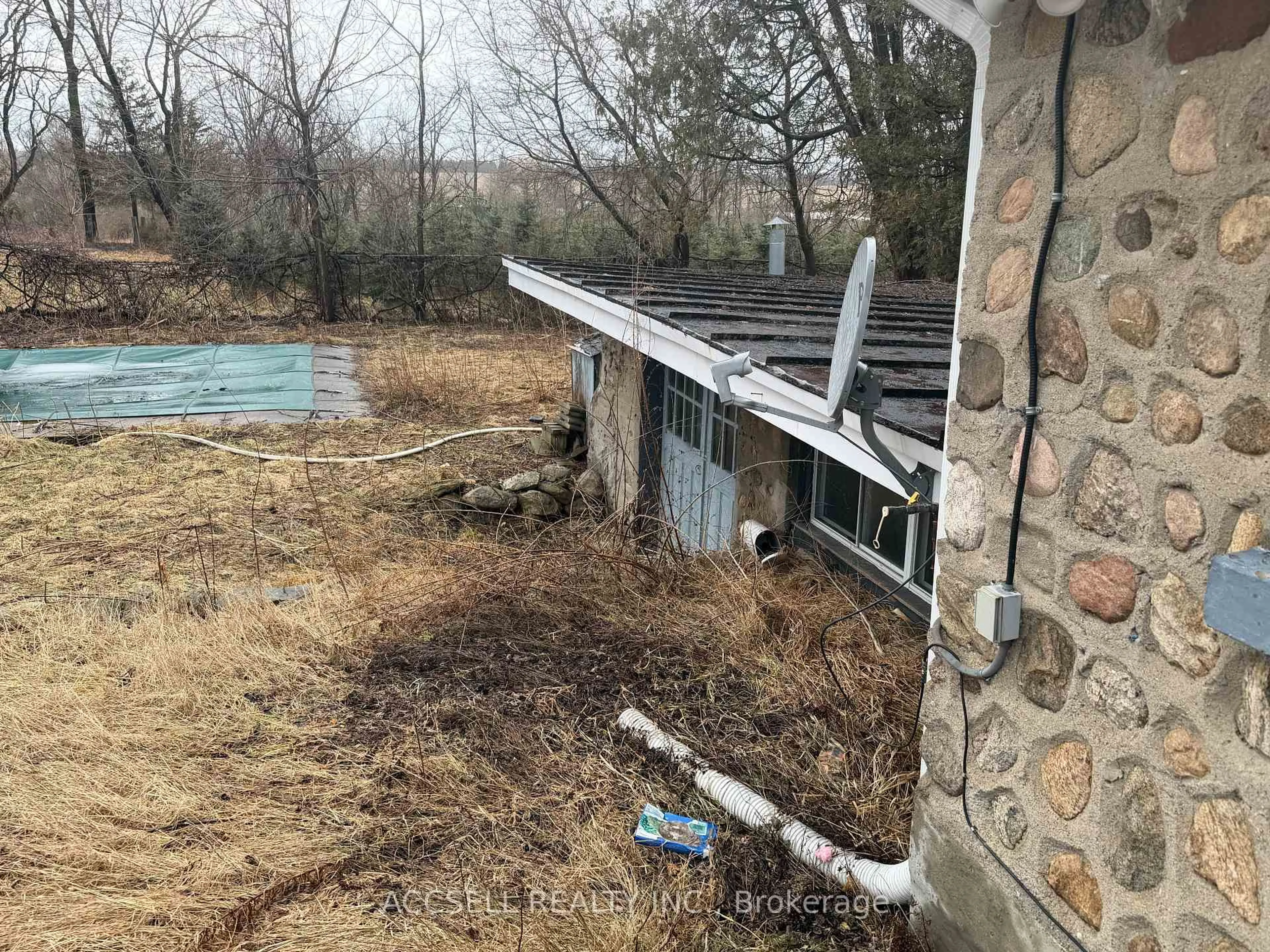 A pic from outside/outdoor area/front of a property/back of a property/a pic from drone, building for 872 Norfolk St, Norfolk Ontario N3Y 3R8