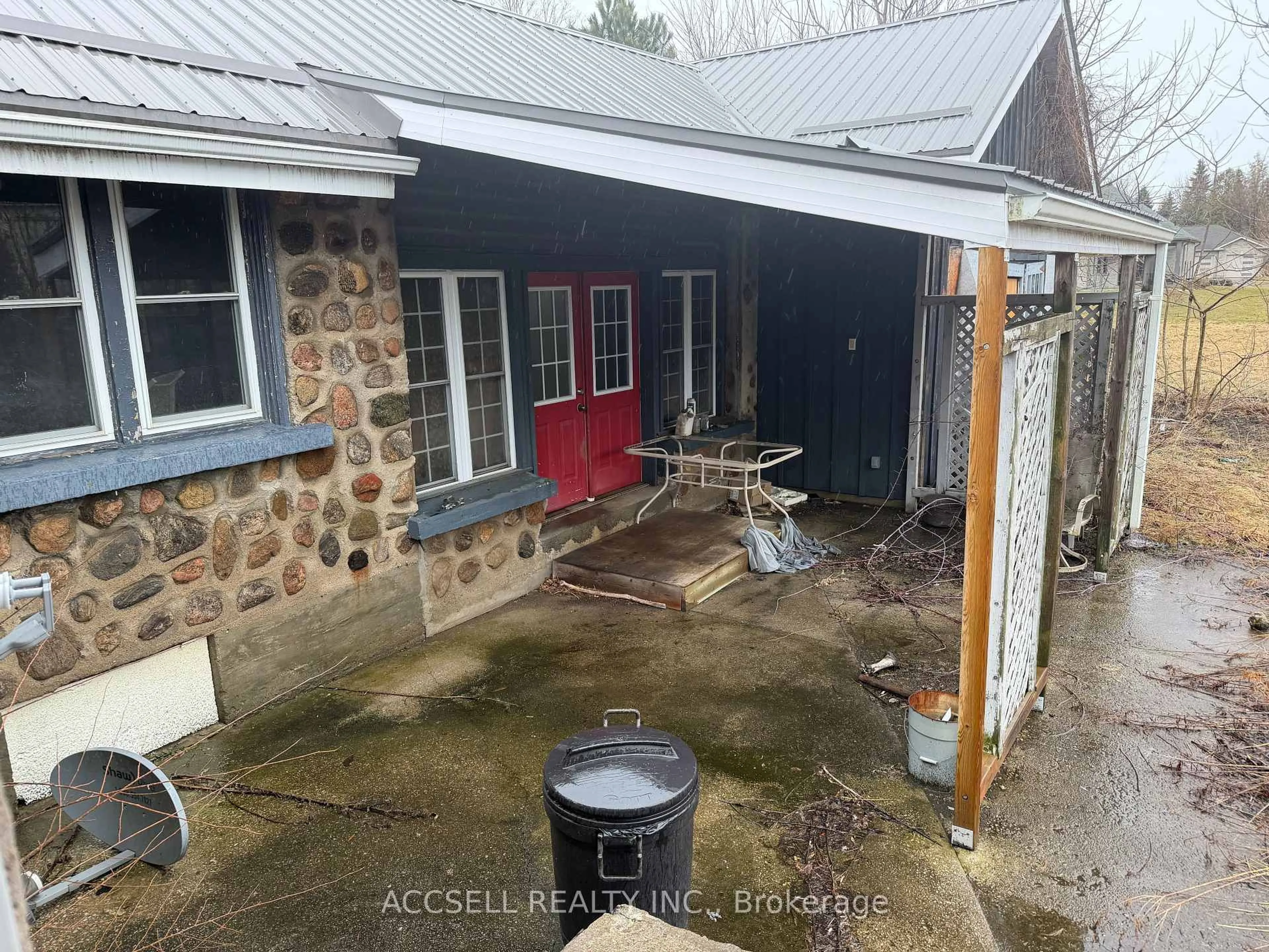 A pic from outside/outdoor area/front of a property/back of a property/a pic from drone, building for 872 Norfolk St, Norfolk Ontario N3Y 3R8