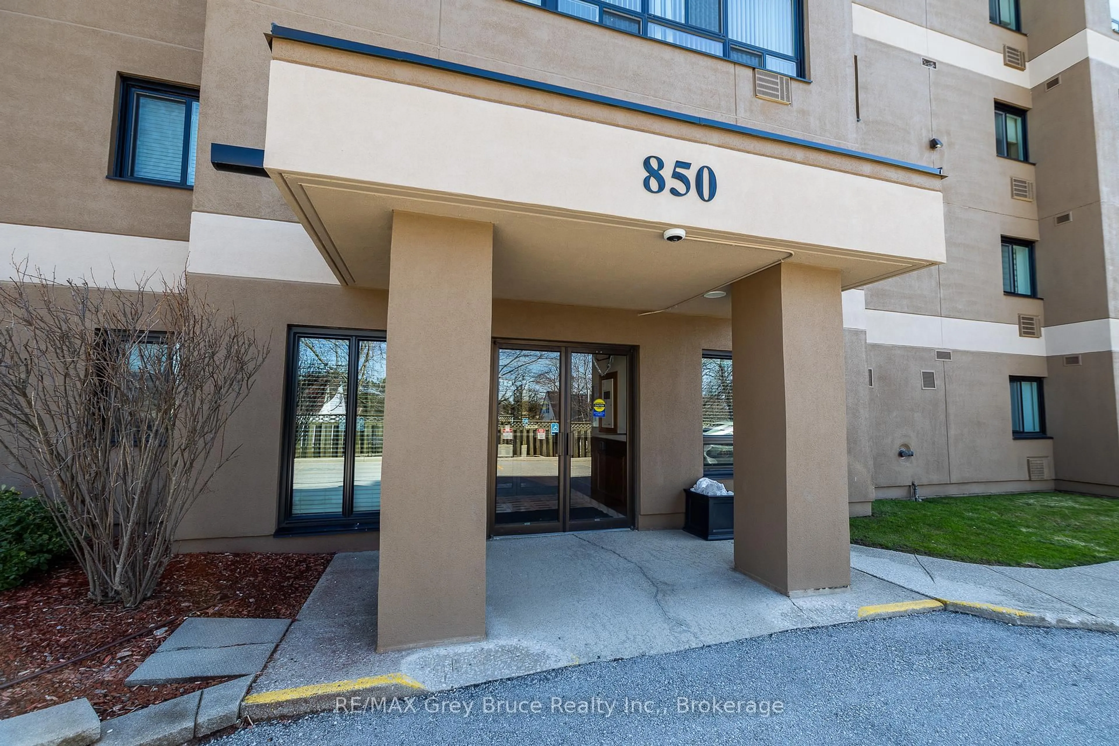 Indoor foyer for 850 6th St #502, Owen Sound Ontario N4K 6T7