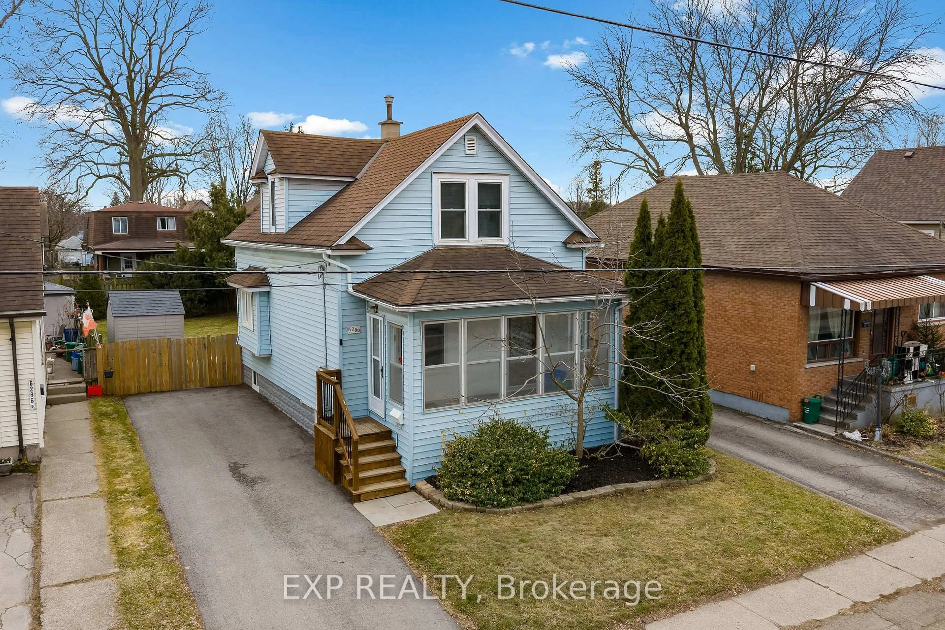 A pic from outside/outdoor area/front of a property/back of a property/a pic from drone, street for 6280 Culp St, Niagara Falls Ontario L2G 2C1