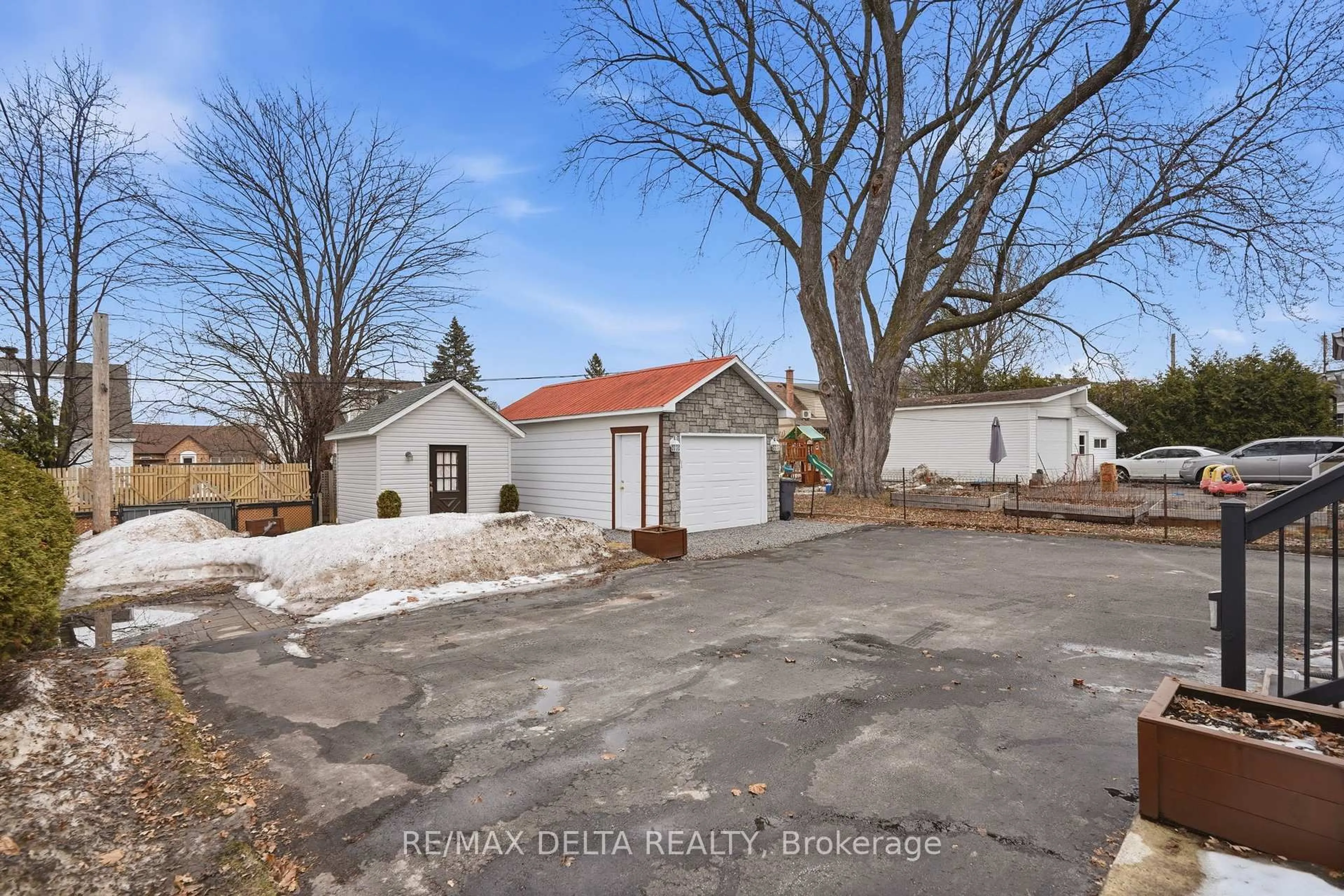 A pic from outside/outdoor area/front of a property/back of a property/a pic from drone, street for 443 Garneau St, Hawkesbury Ontario K6A 1M6