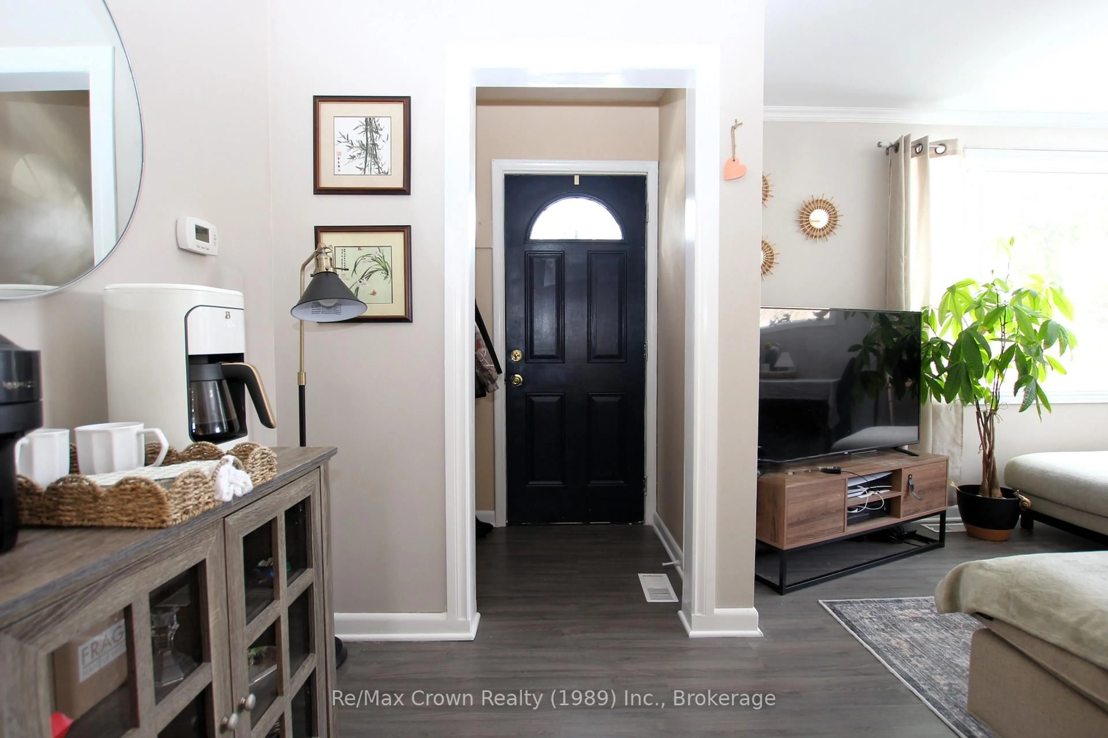 Indoor entryway for 184 Lee Ave, North Bay Ontario P1A 2K3