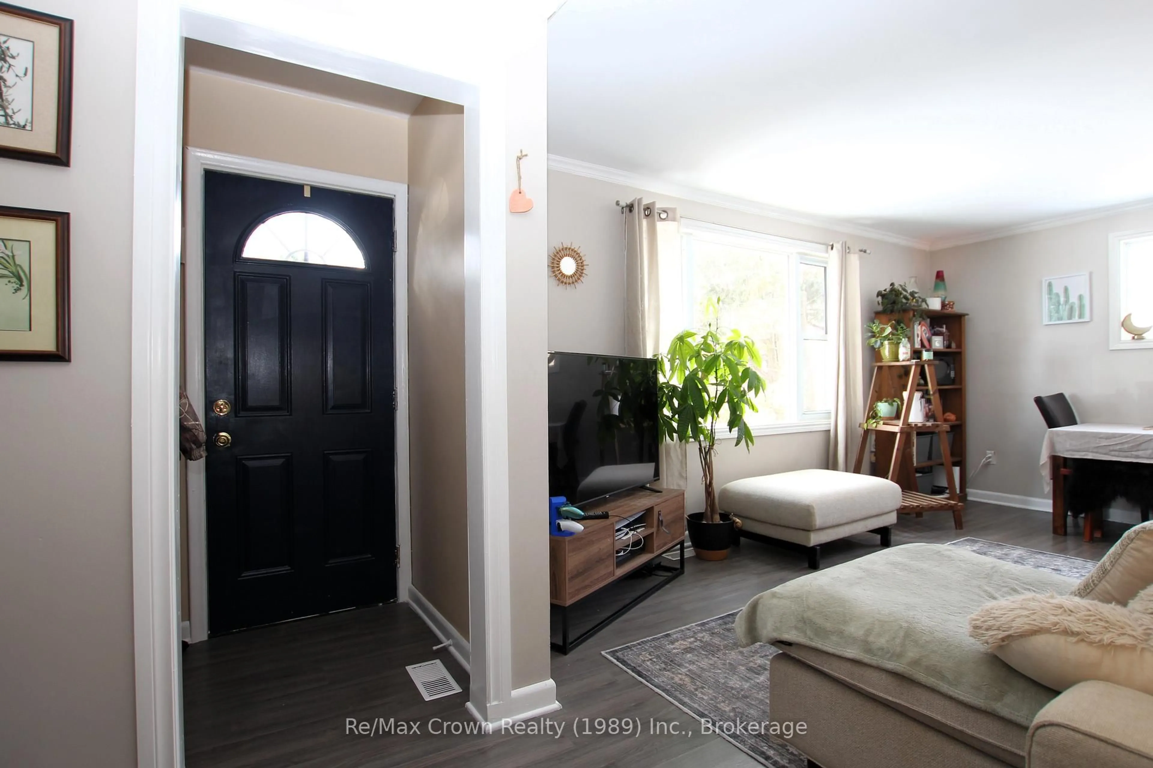 Indoor entryway for 184 Lee Ave, North Bay Ontario P1A 2K3