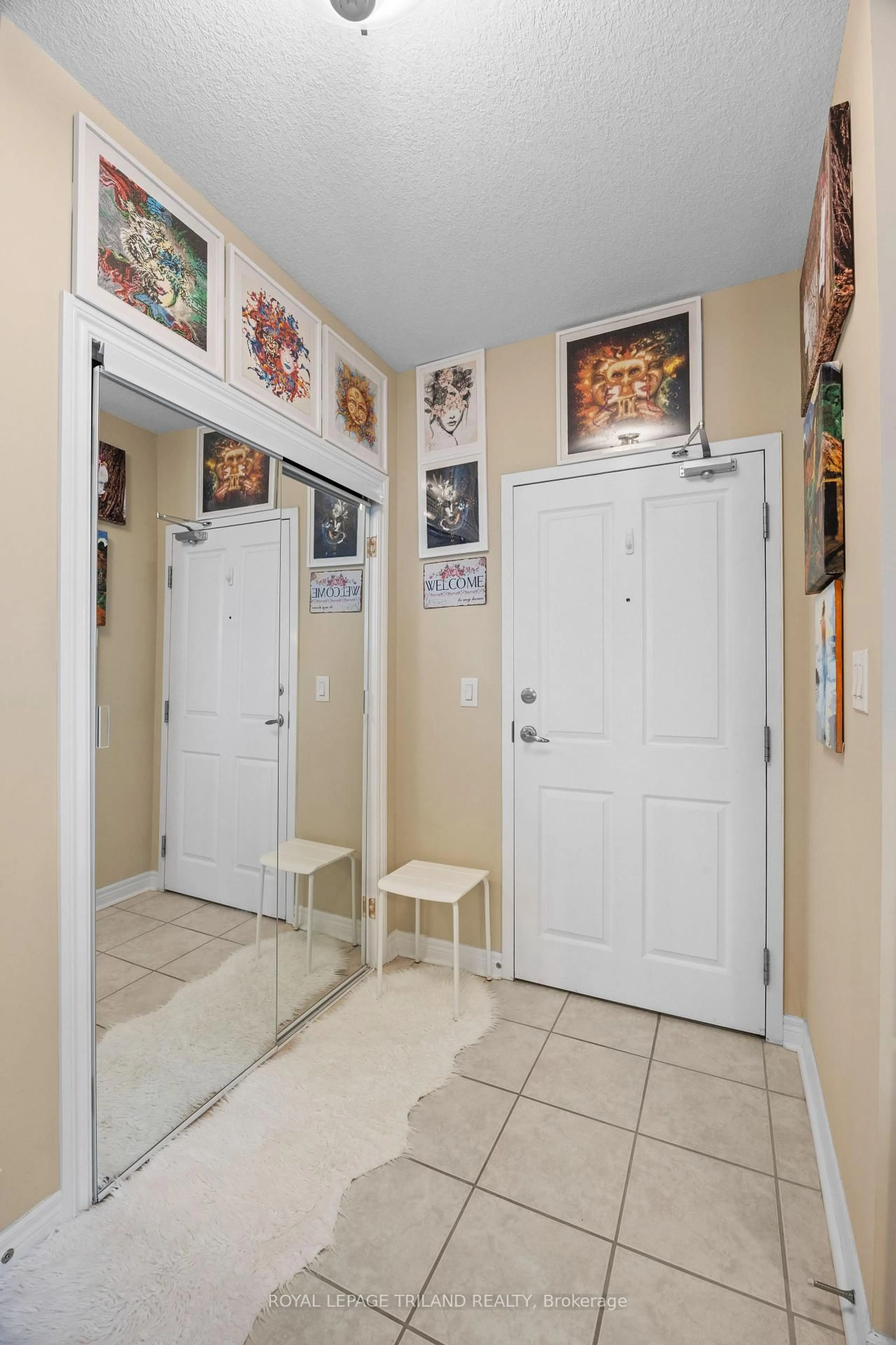 Indoor entryway for 1030 CORONATION Dr #605, London North Ontario N6G 0G5