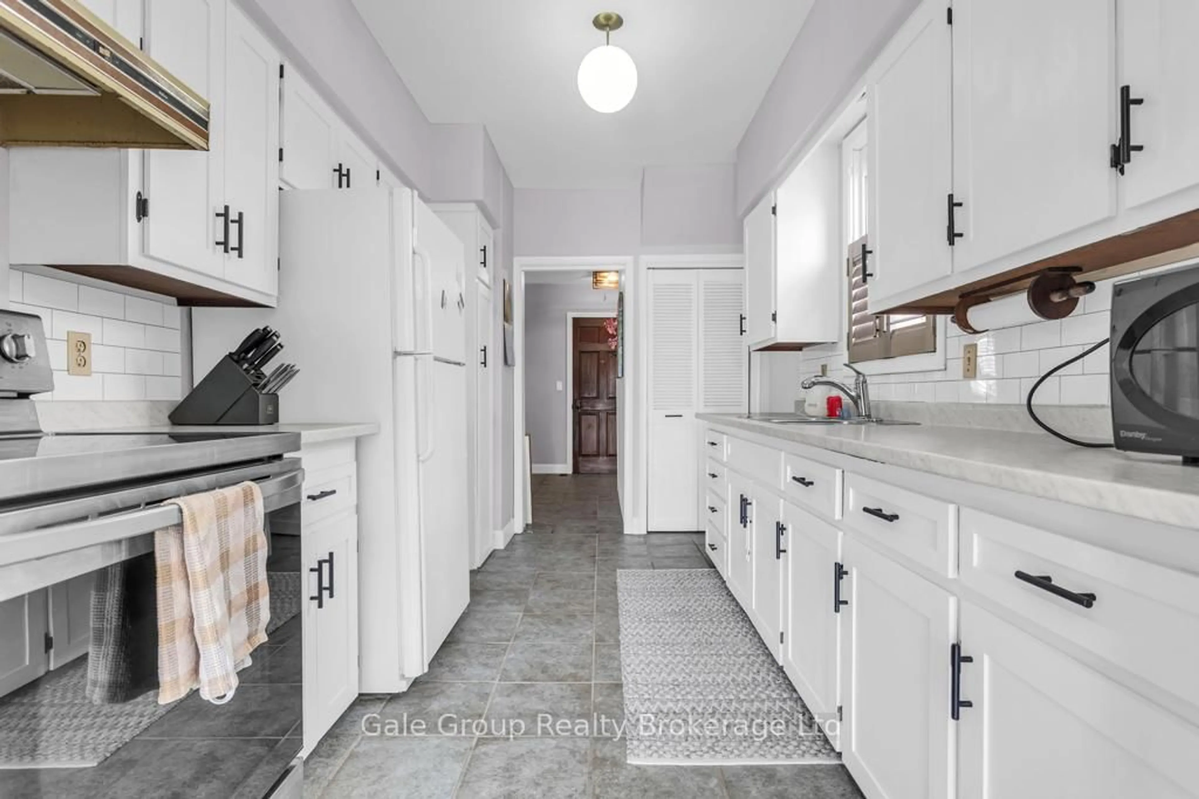 Standard kitchen, ceramic/tile floor for 52 Bishop St, Brantford Ontario N3S 1M2