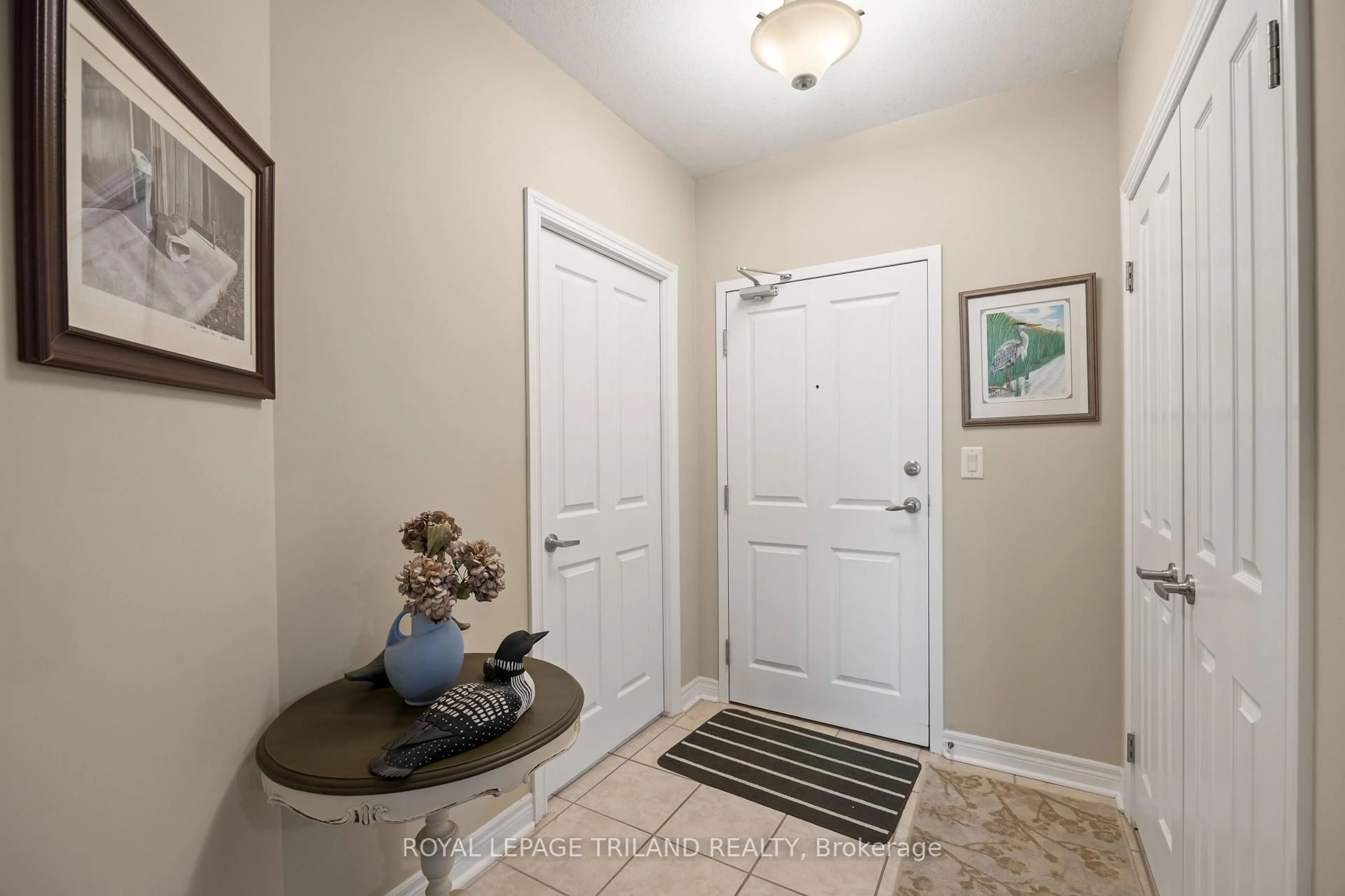 Indoor entryway for 1030 Coronation Dr #406, London North Ontario N6G 0G5