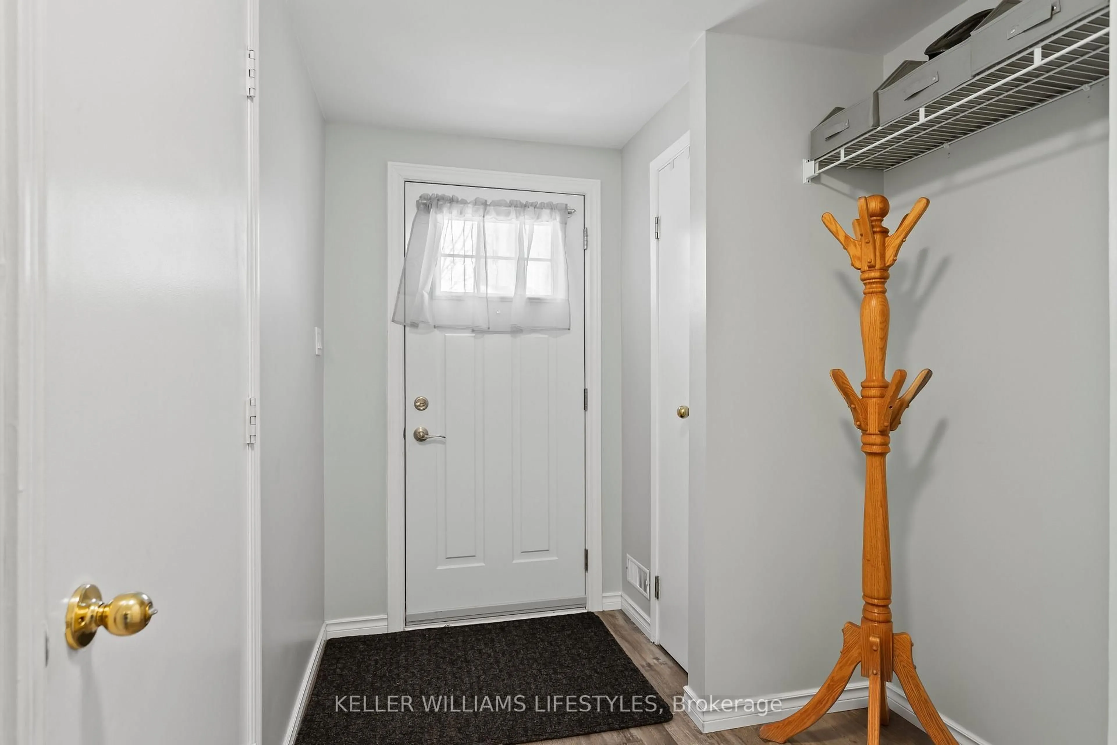 Indoor entryway for 536 Third St #23, London East Ontario N5V 4R5