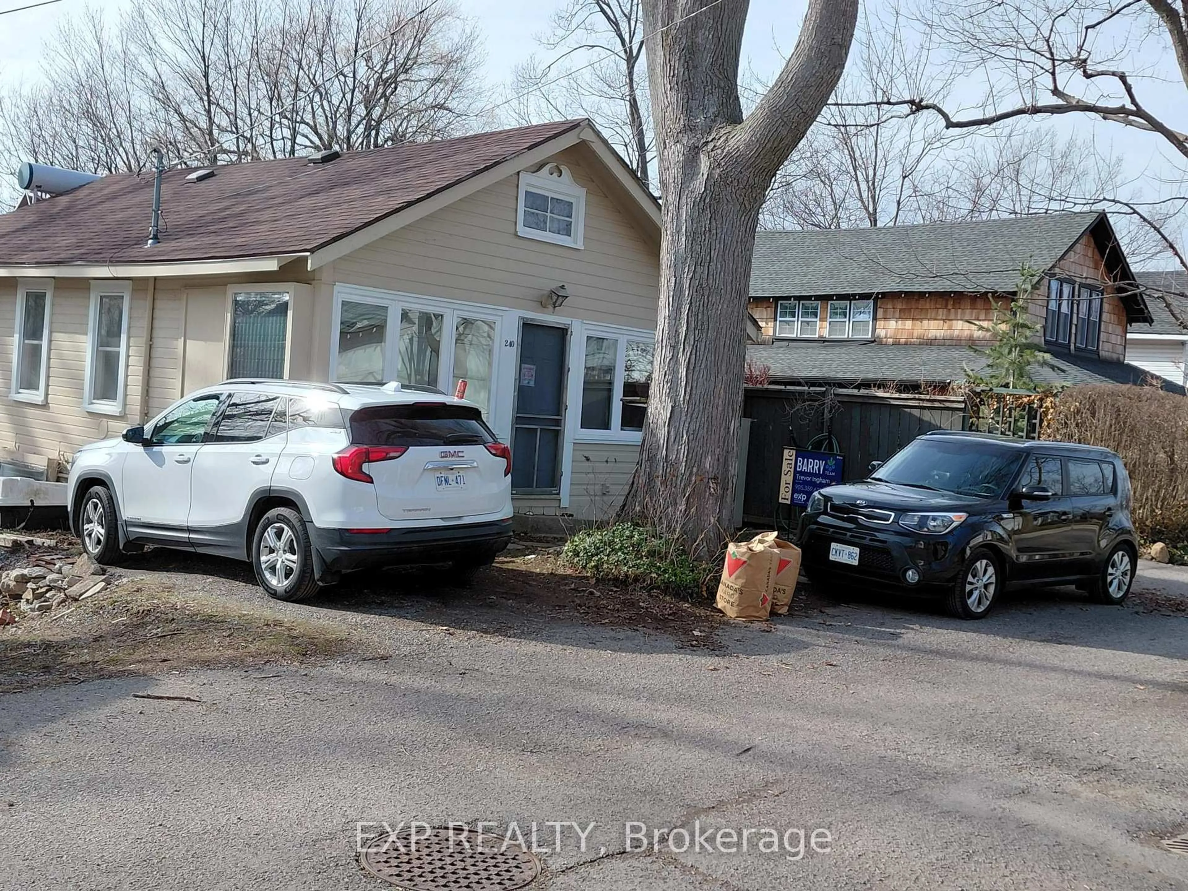 A pic from outside/outdoor area/front of a property/back of a property/a pic from drone, street for 240 LINCOLN Rd, Fort Erie Ontario L0S 1B0