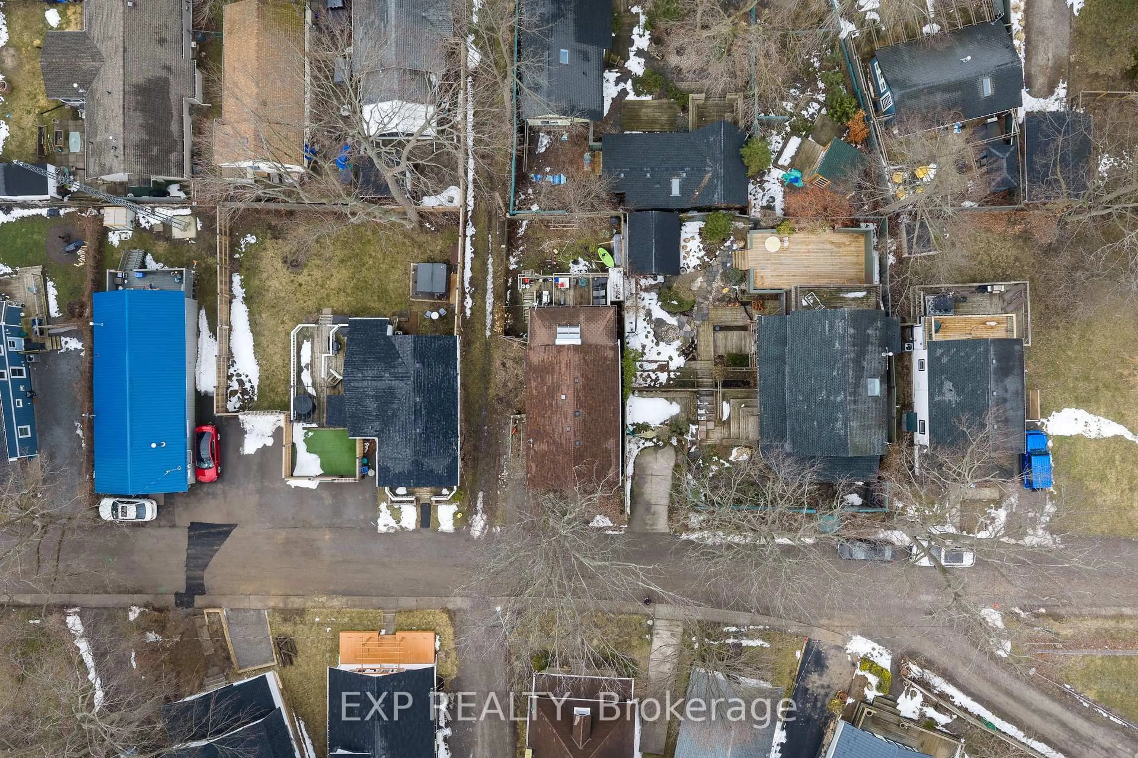 A pic from outside/outdoor area/front of a property/back of a property/a pic from drone, street for 240 LINCOLN Rd, Fort Erie Ontario L0S 1B0