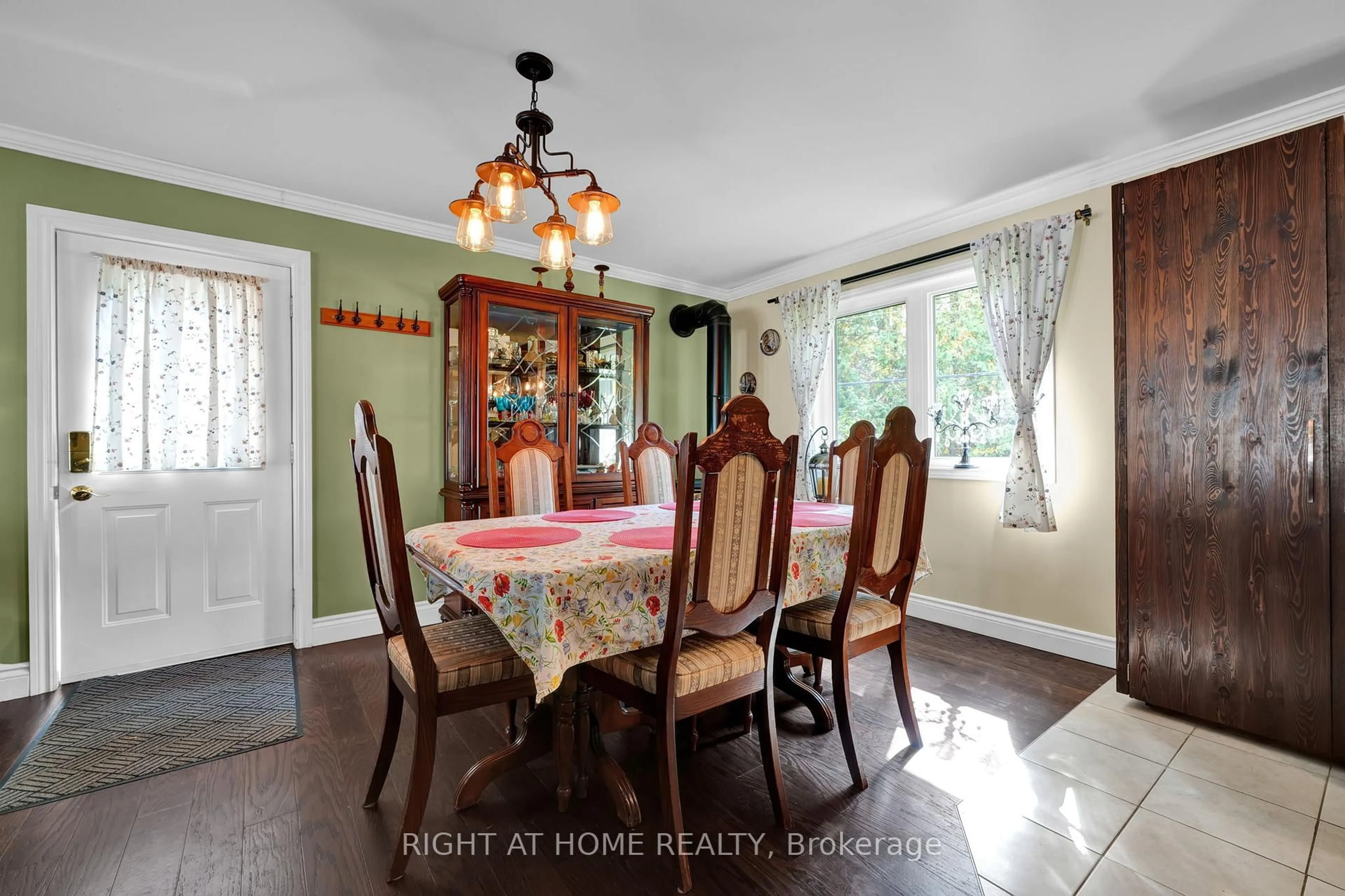 Dining room, unknown for 135 Browns Lane, Georgian Bluffs Ontario N0H 2K0