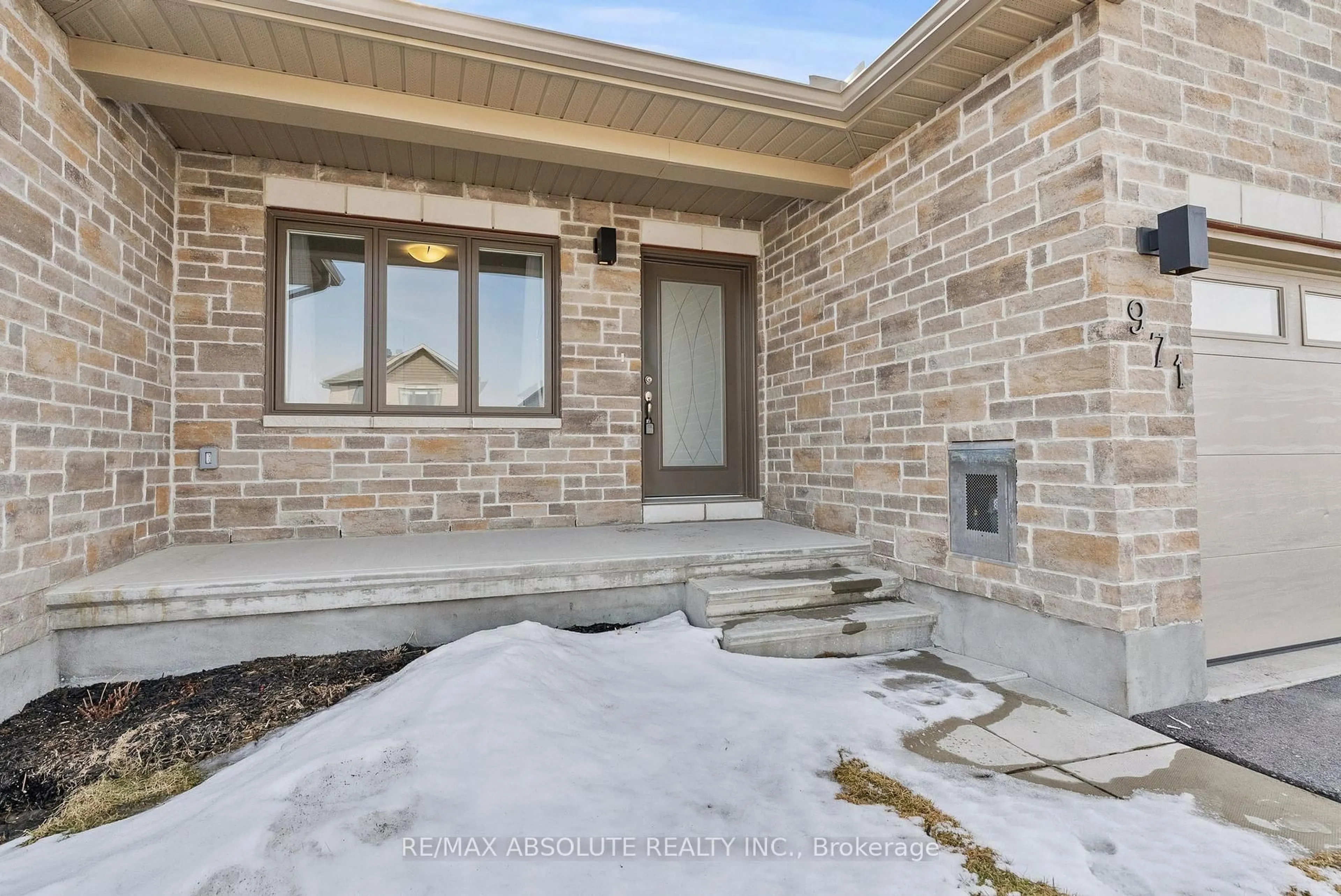 Indoor entryway for 971 LEISHMAN Dr, Almonte Ontario K0A 1A0