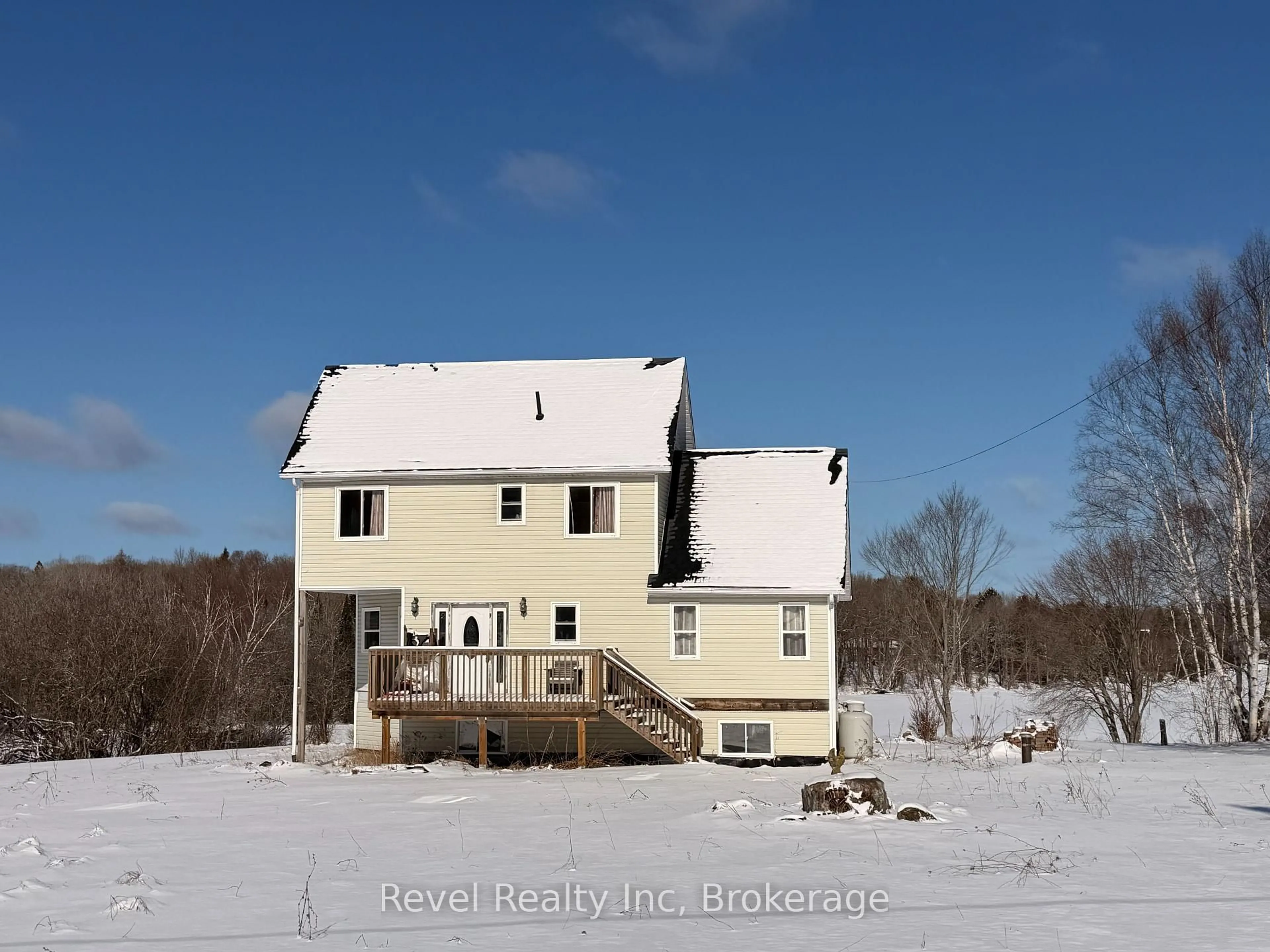 A pic from outside/outdoor area/front of a property/back of a property/a pic from drone, building for 64 Jones Rd, McKellar Ontario P2A 2W7