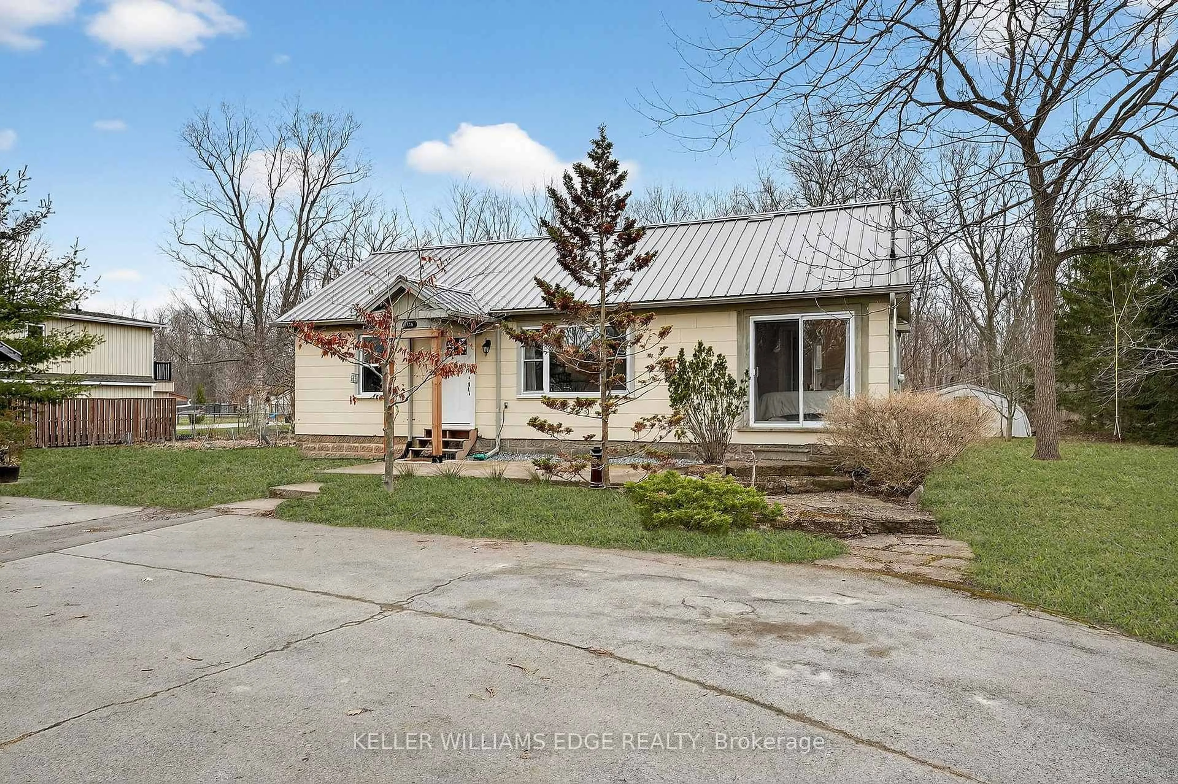 A pic from outside/outdoor area/front of a property/back of a property/a pic from drone, street for 508 Prospect Point Rd, Fort Erie Ontario L0S 1N0