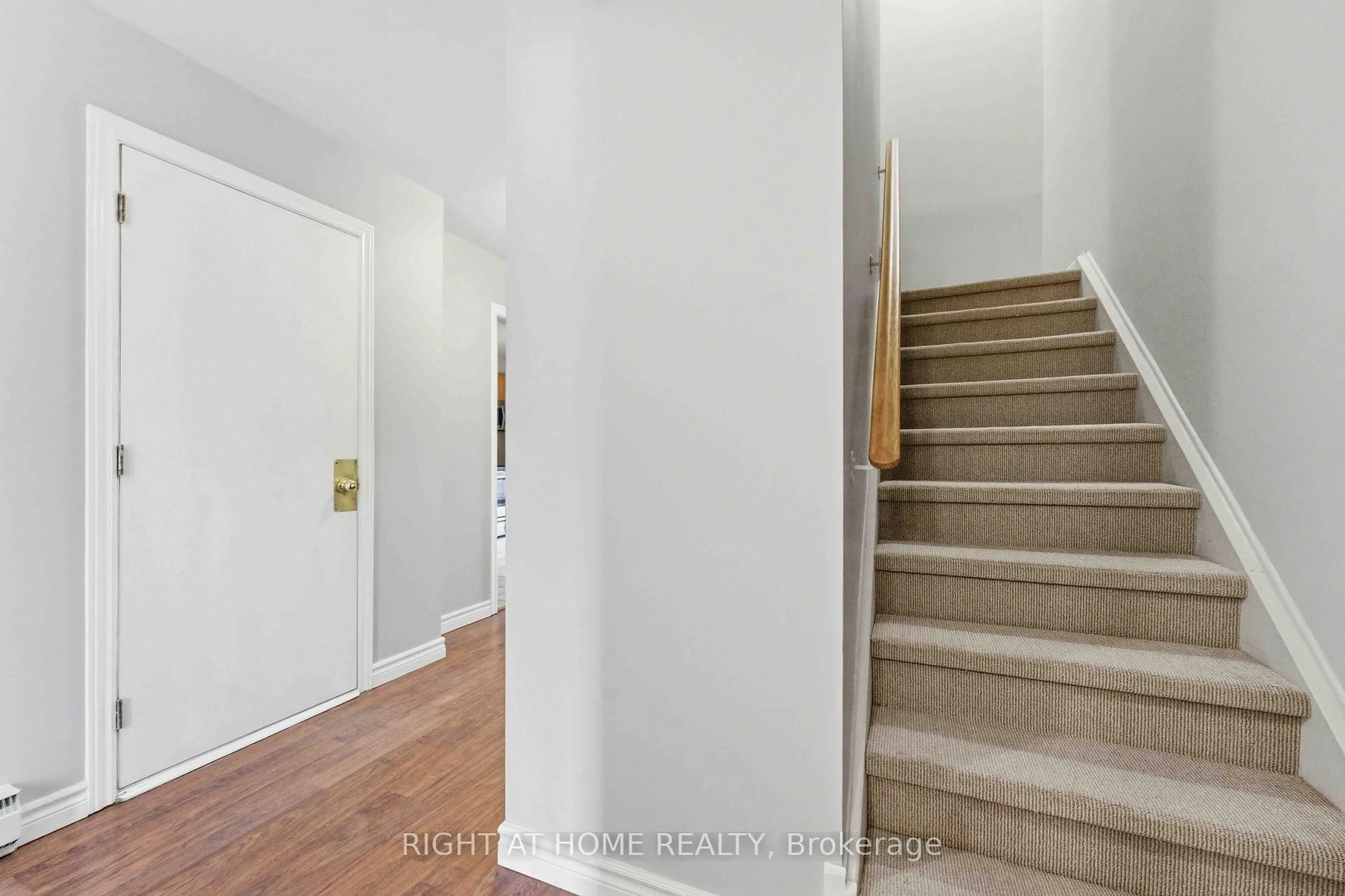 Indoor entryway for 4 Chisholm Crt, Kanata Ontario K2K 1E2