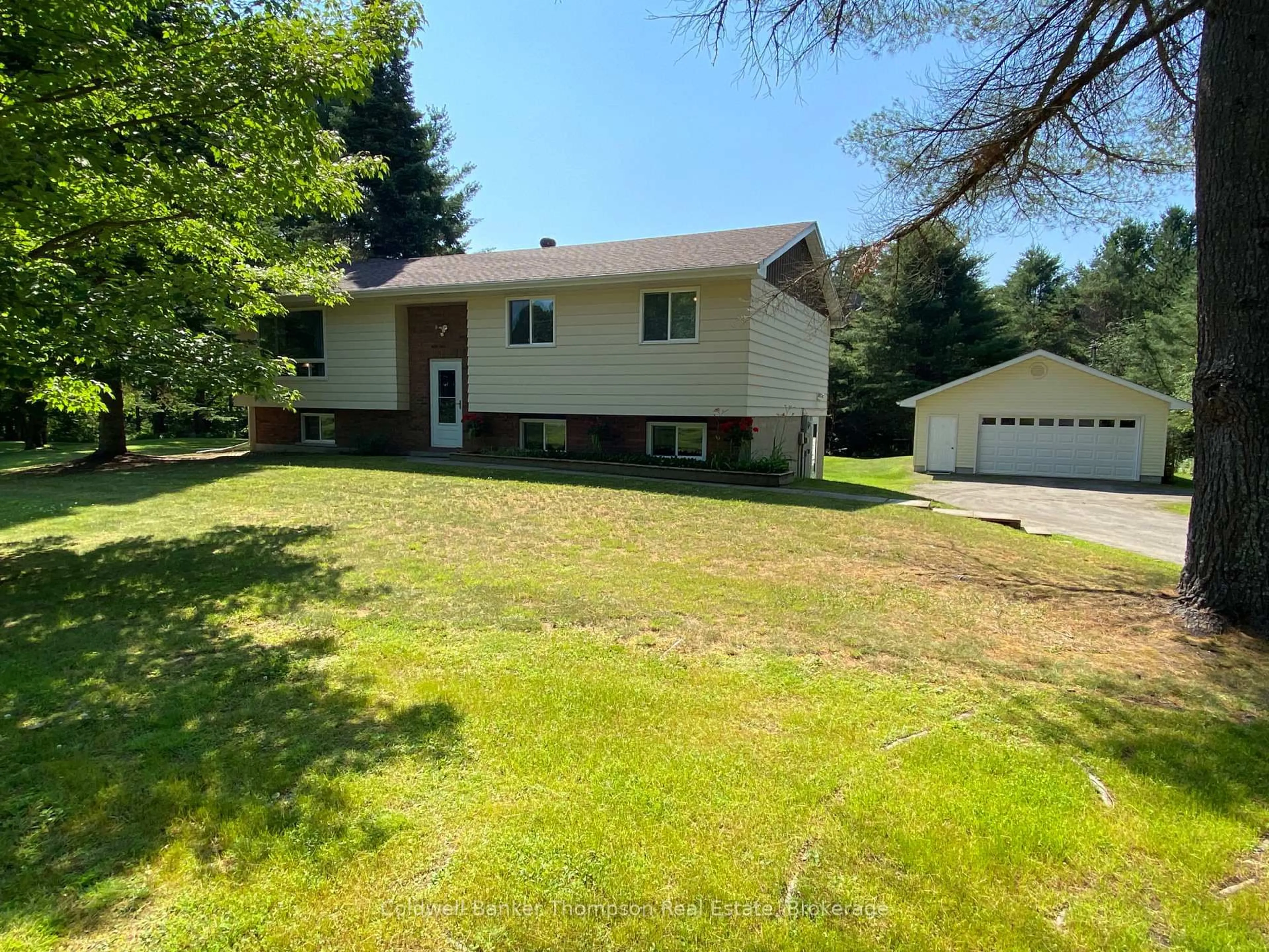 A pic from outside/outdoor area/front of a property/back of a property/a pic from drone, unknown for 1803 Ravenscliffe Rd, Huntsville Ontario P1H 2J2