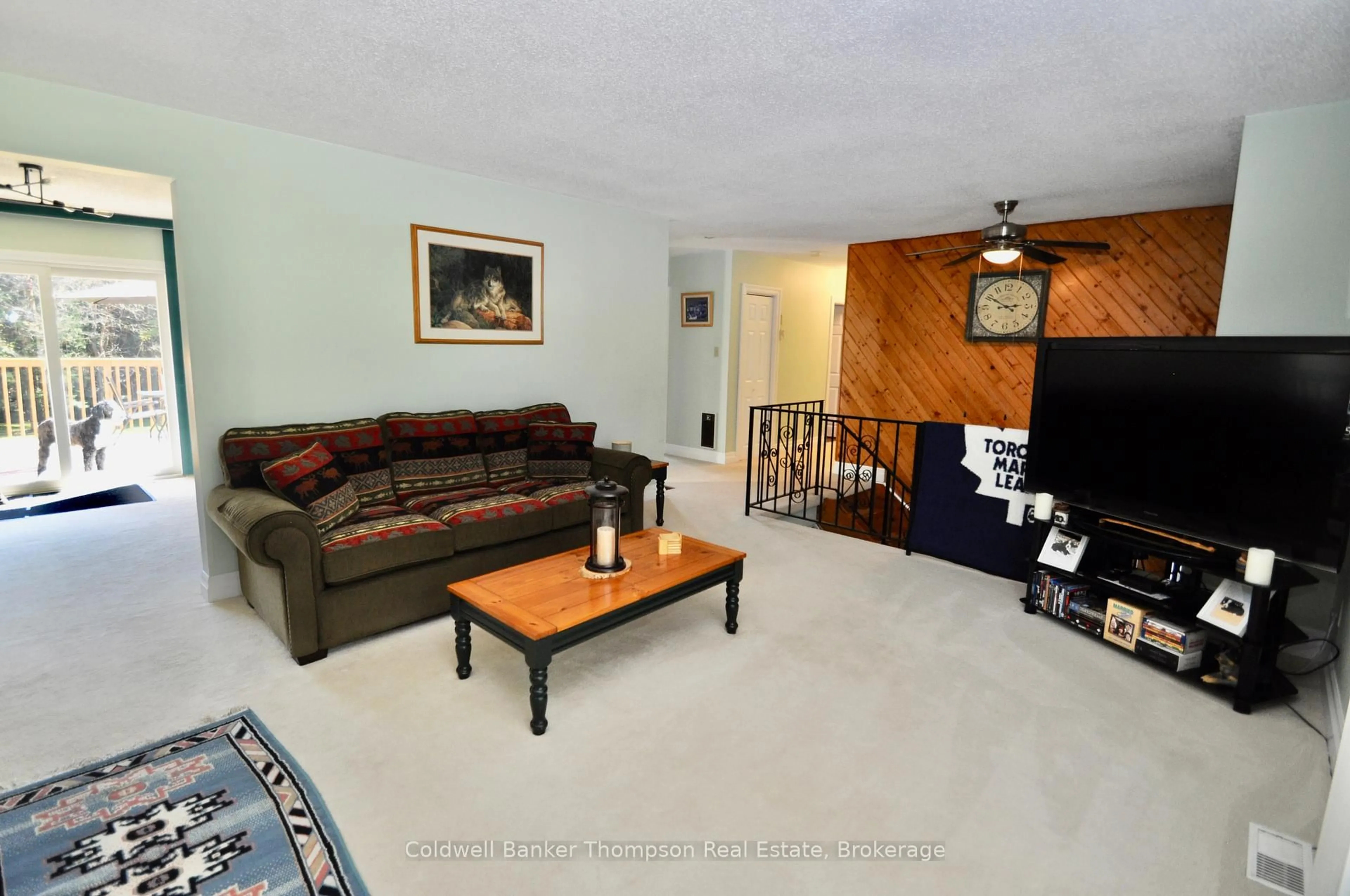Living room with furniture, unknown for 1803 Ravenscliffe Rd, Huntsville Ontario P1H 2J2