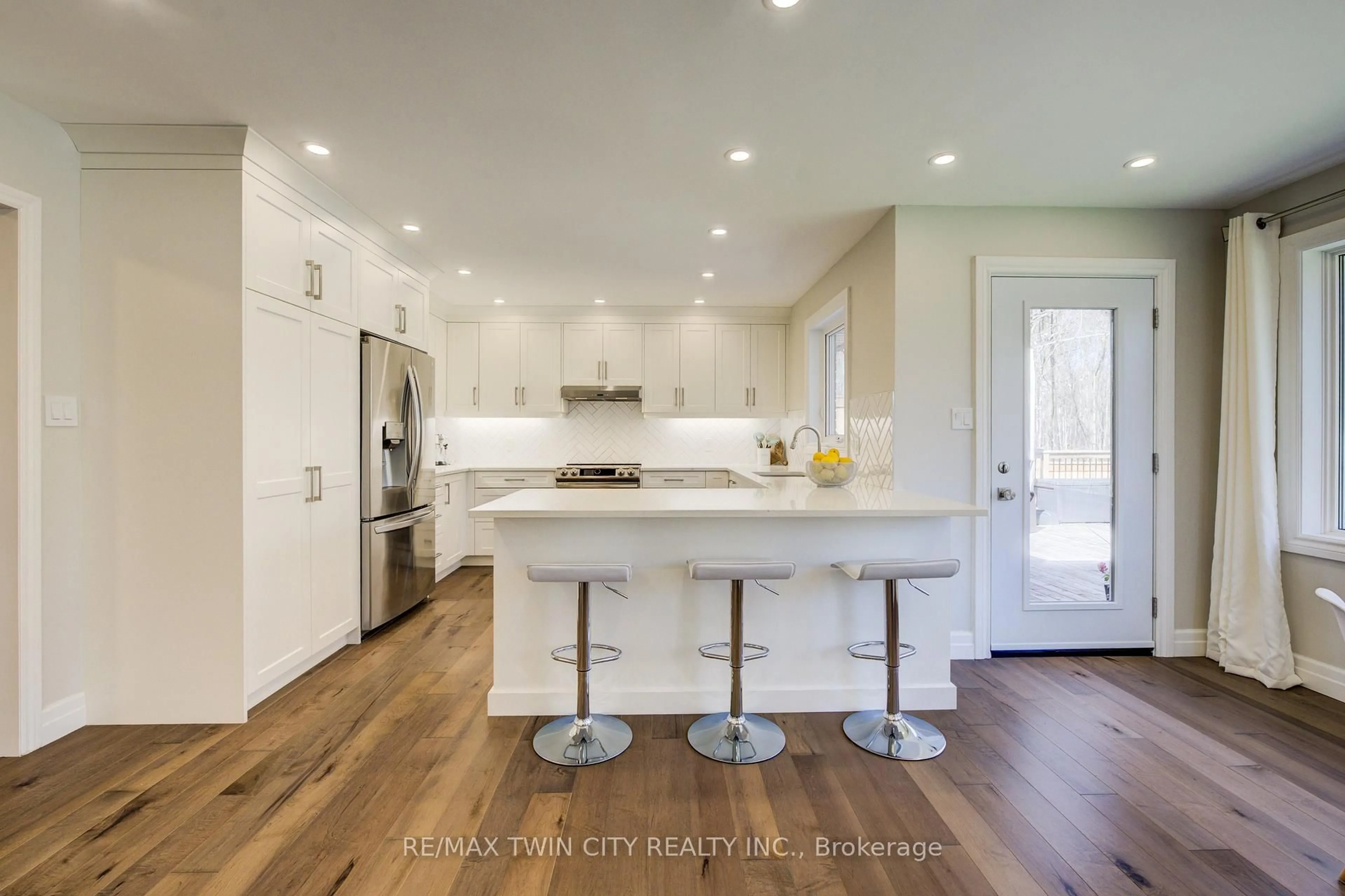 Open concept kitchen, wood/laminate floor for 439 Northlake Dr, Waterloo Ontario N2V 1Y6