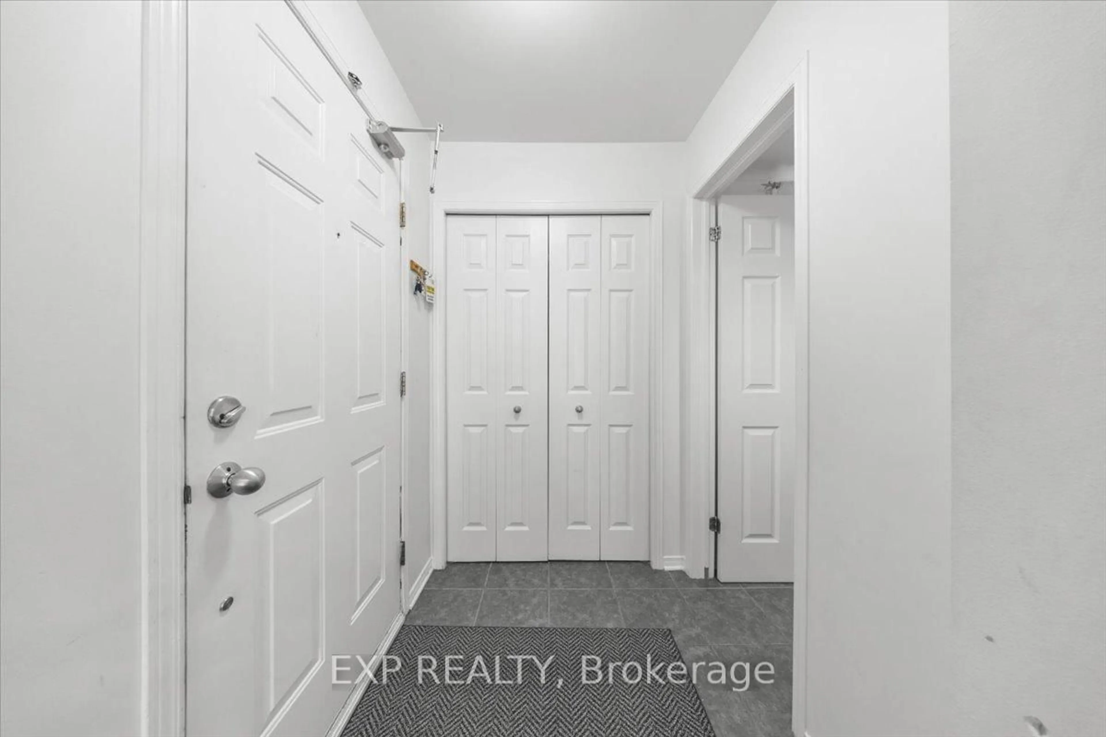 Indoor entryway for 528 Reardon Private, Ottawa Ontario K1V 2L1