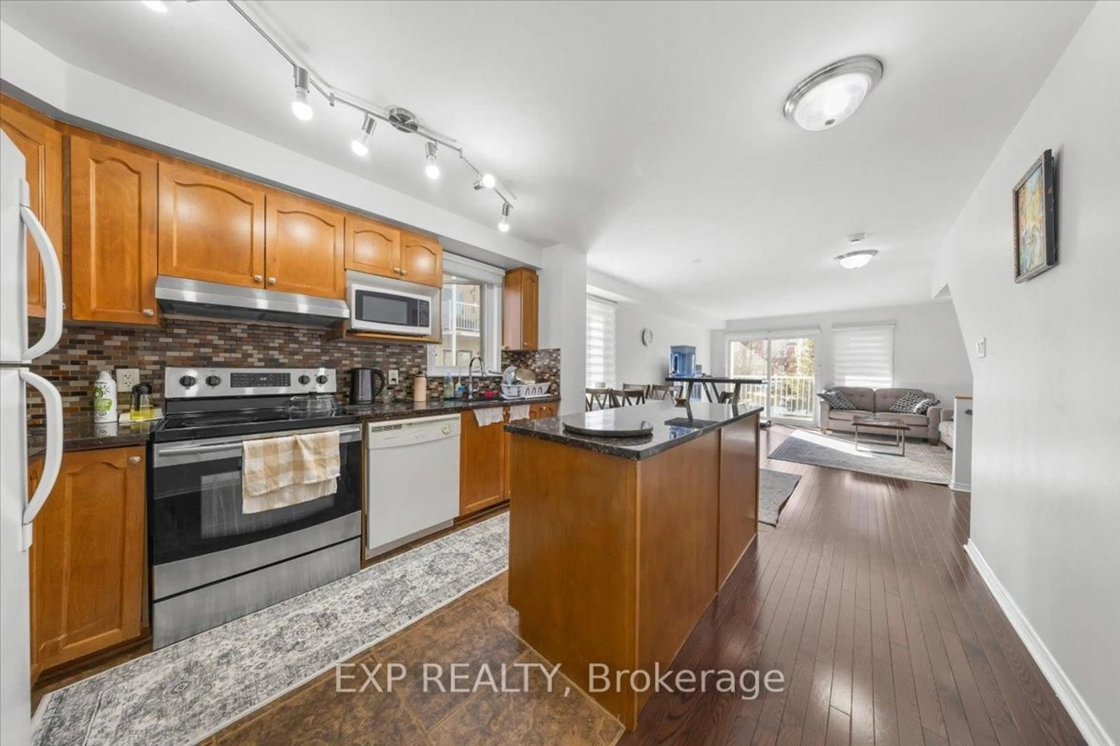 Open concept kitchen, ceramic/tile floor for 528 Reardon Private, Ottawa Ontario K1V 2L1