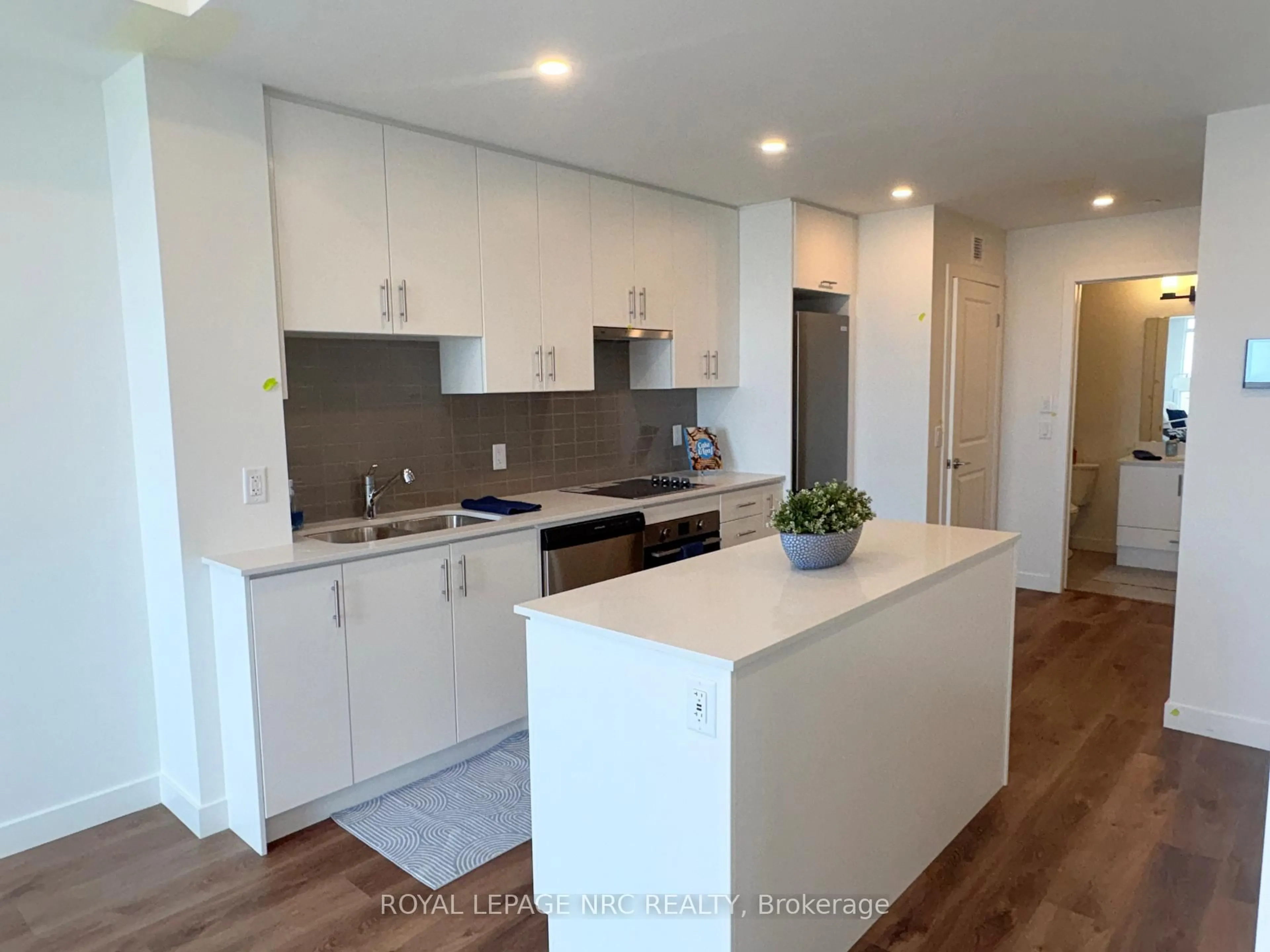 Open concept kitchen, wood/laminate floor for 461 Green Rd #921, Hamilton Ontario L8E 0L5