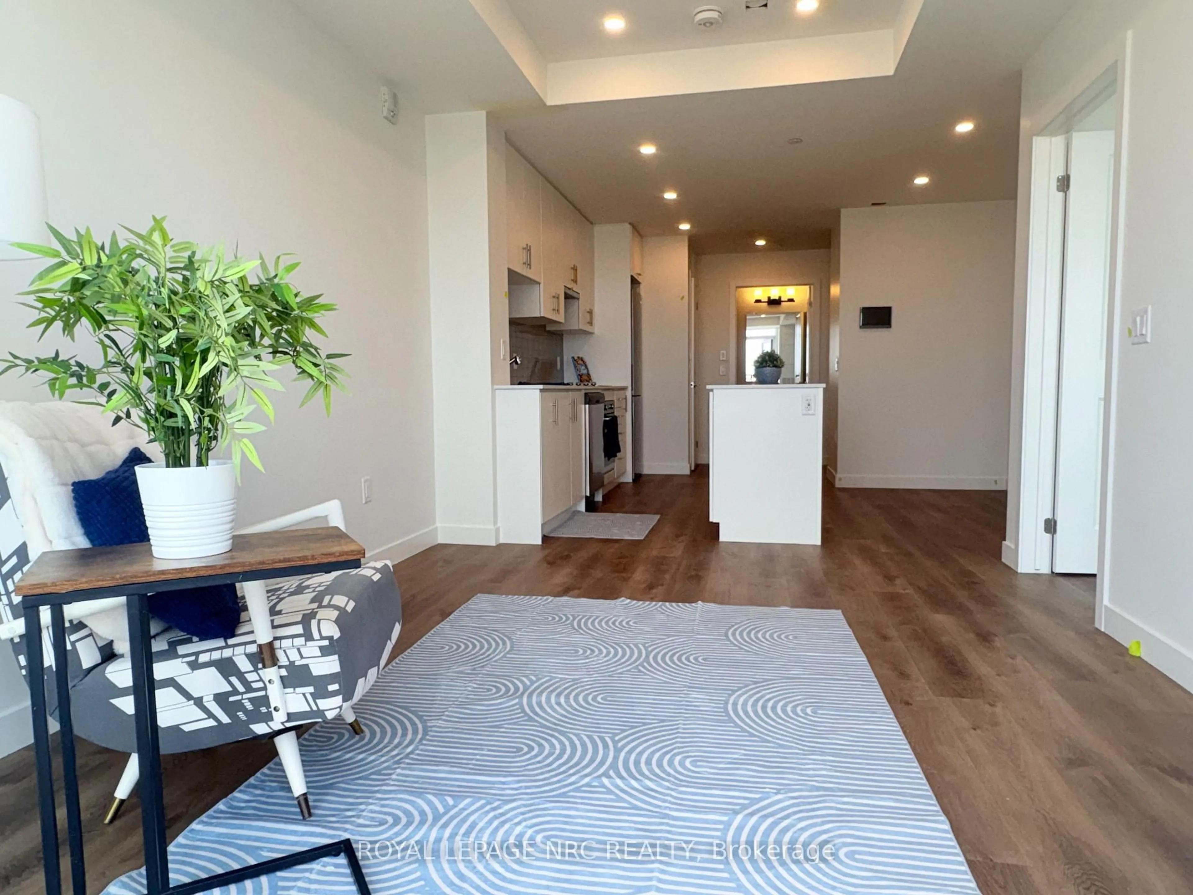 Indoor entryway for 461 Green Rd #921, Hamilton Ontario L8E 0L5