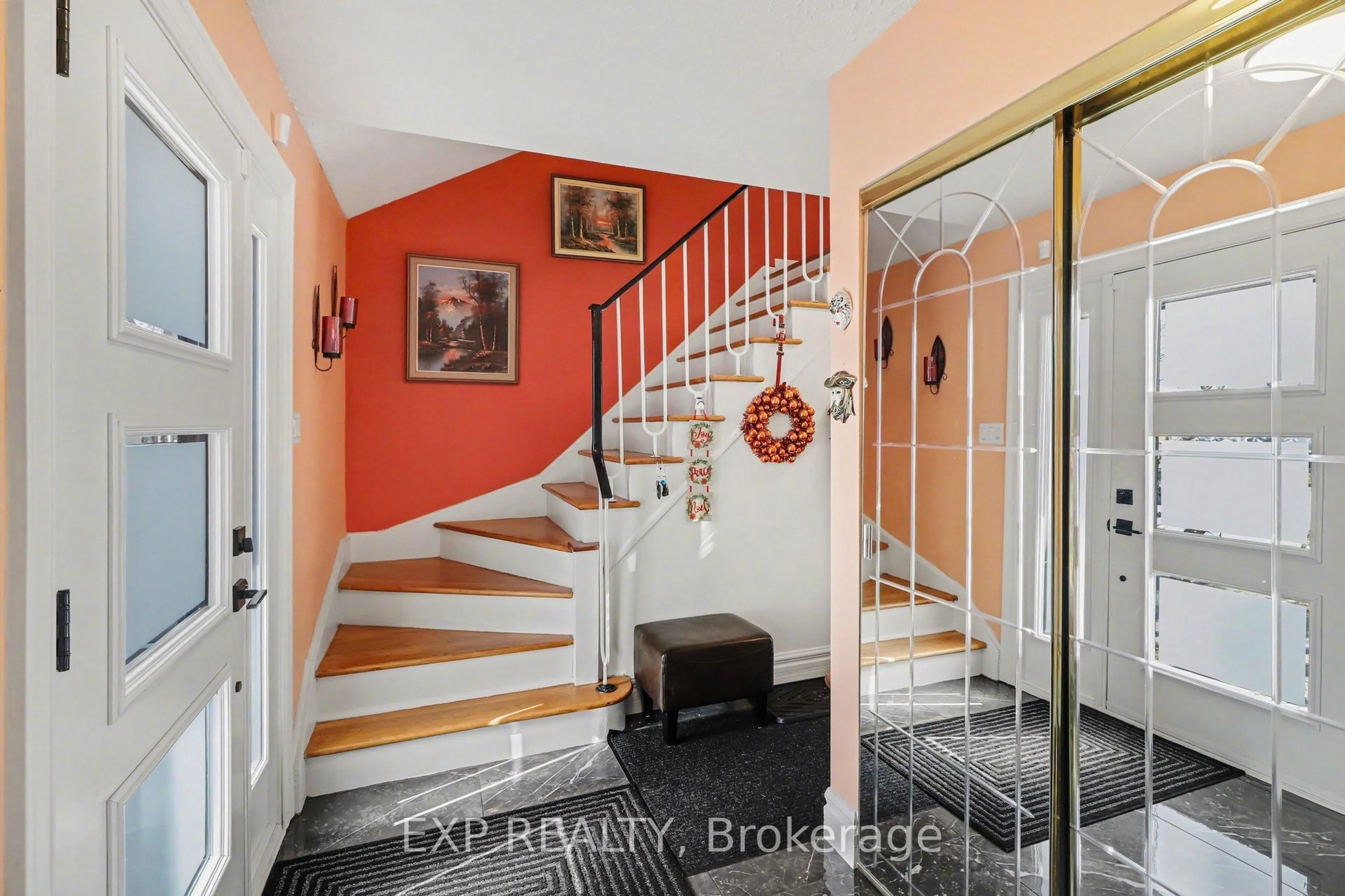Indoor entryway for 2332 Ogilvie Rd, Ottawa Ontario K1J 7N6