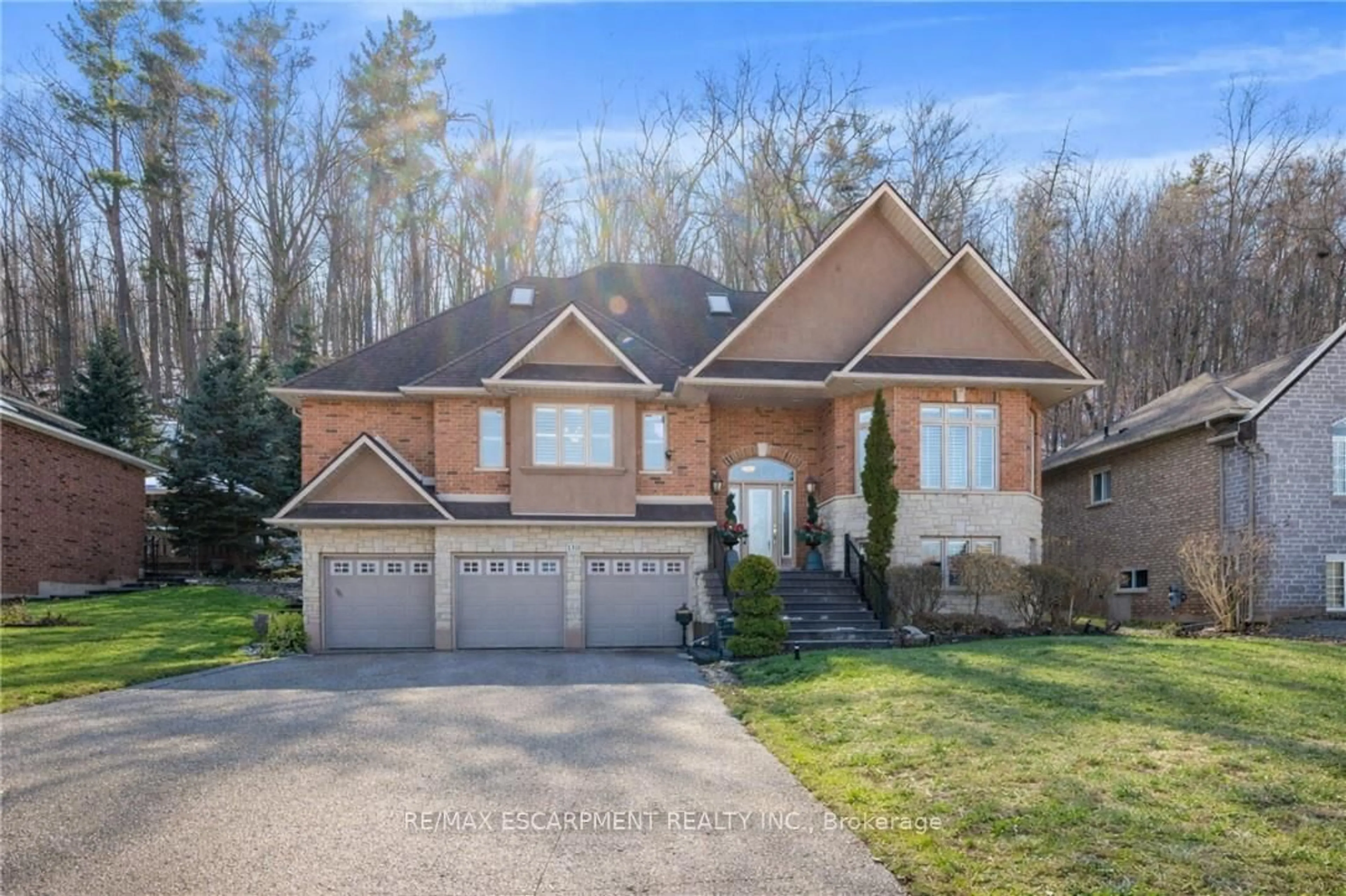 Home with brick exterior material, street for 130 Dorchester Dr, Grimsby Ontario L3M 1A8