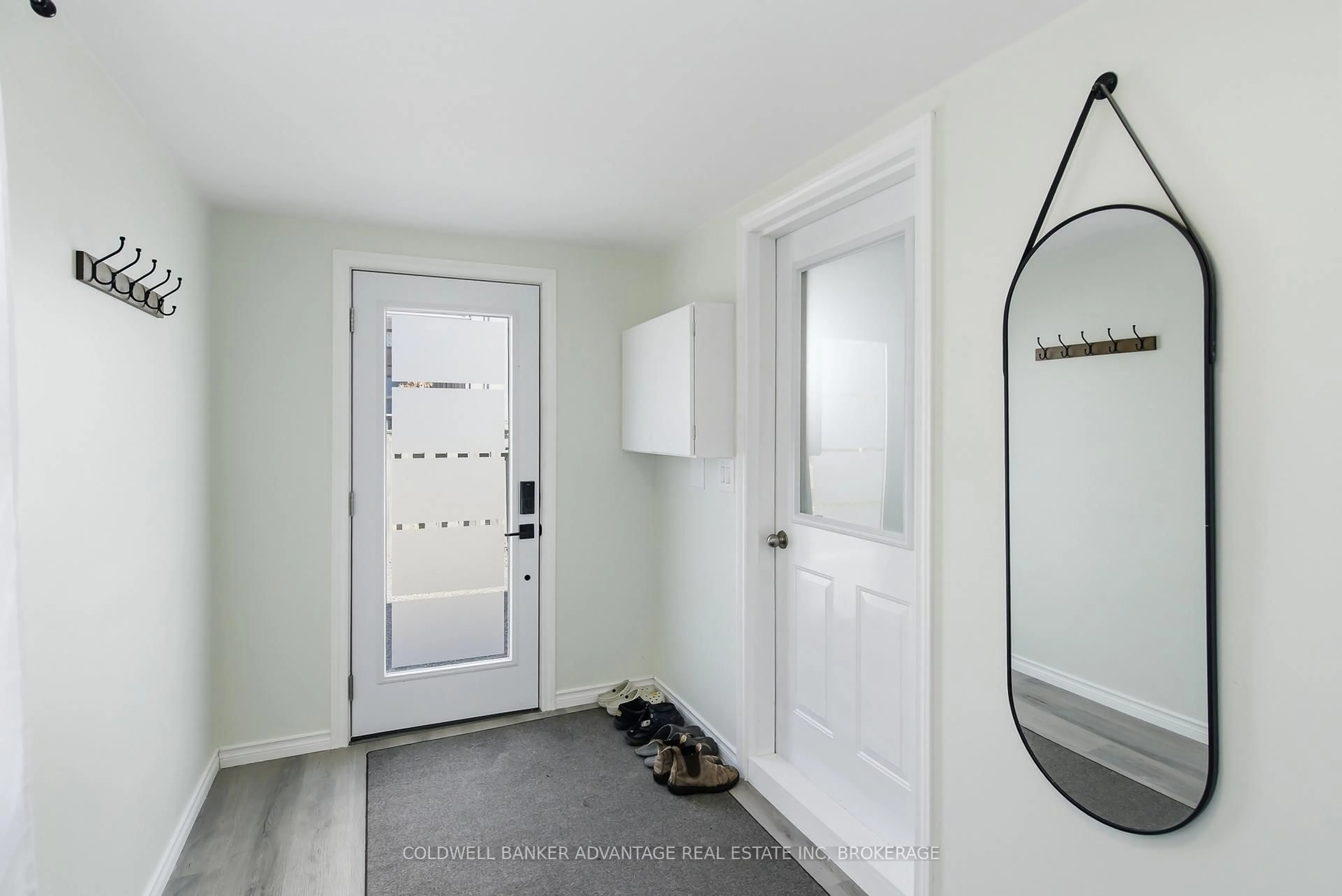 Indoor entryway for 229 Chaffey St, Welland Ontario L3B 2Y7