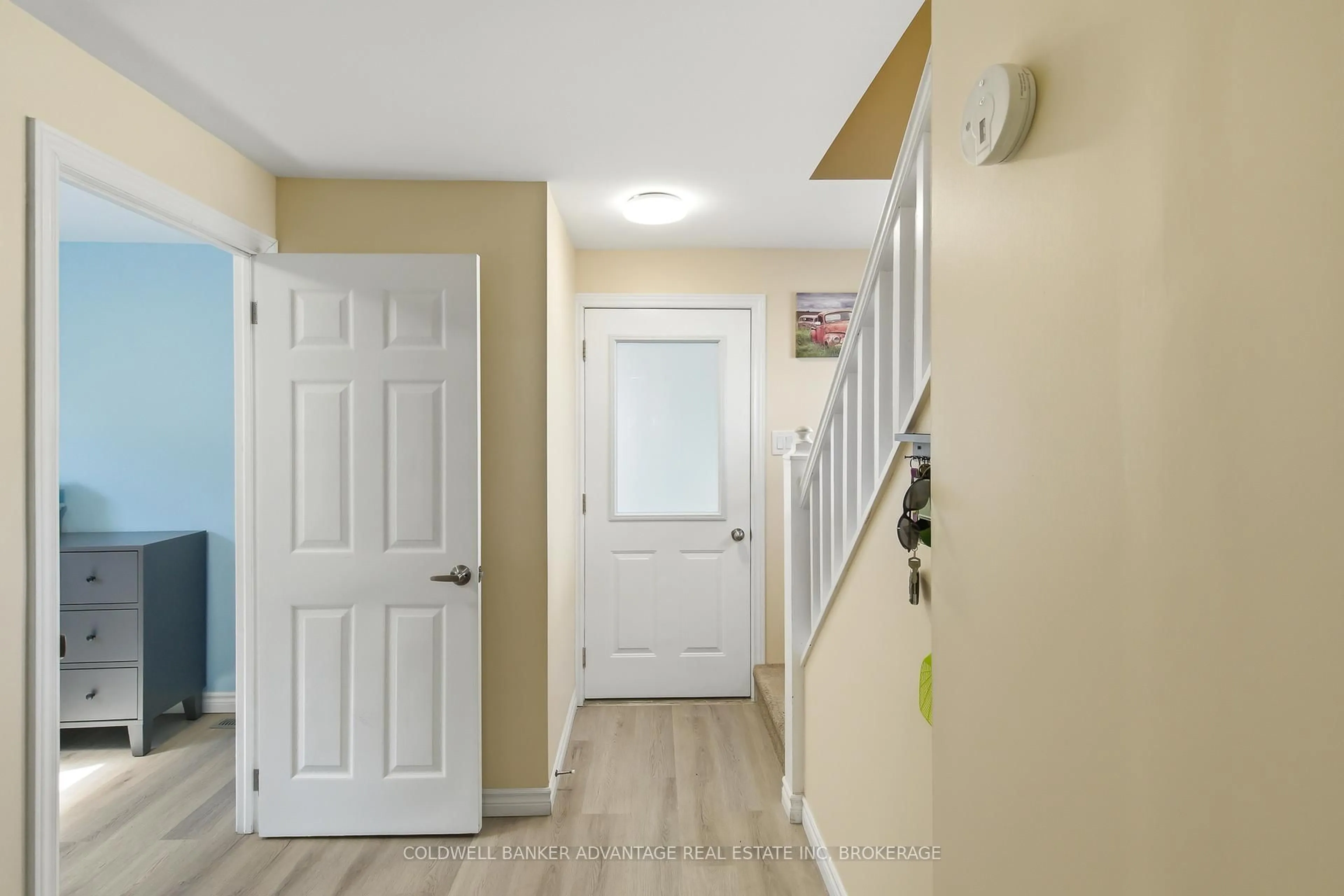 Indoor entryway for 229 Chaffey St, Welland Ontario L3B 2Y7