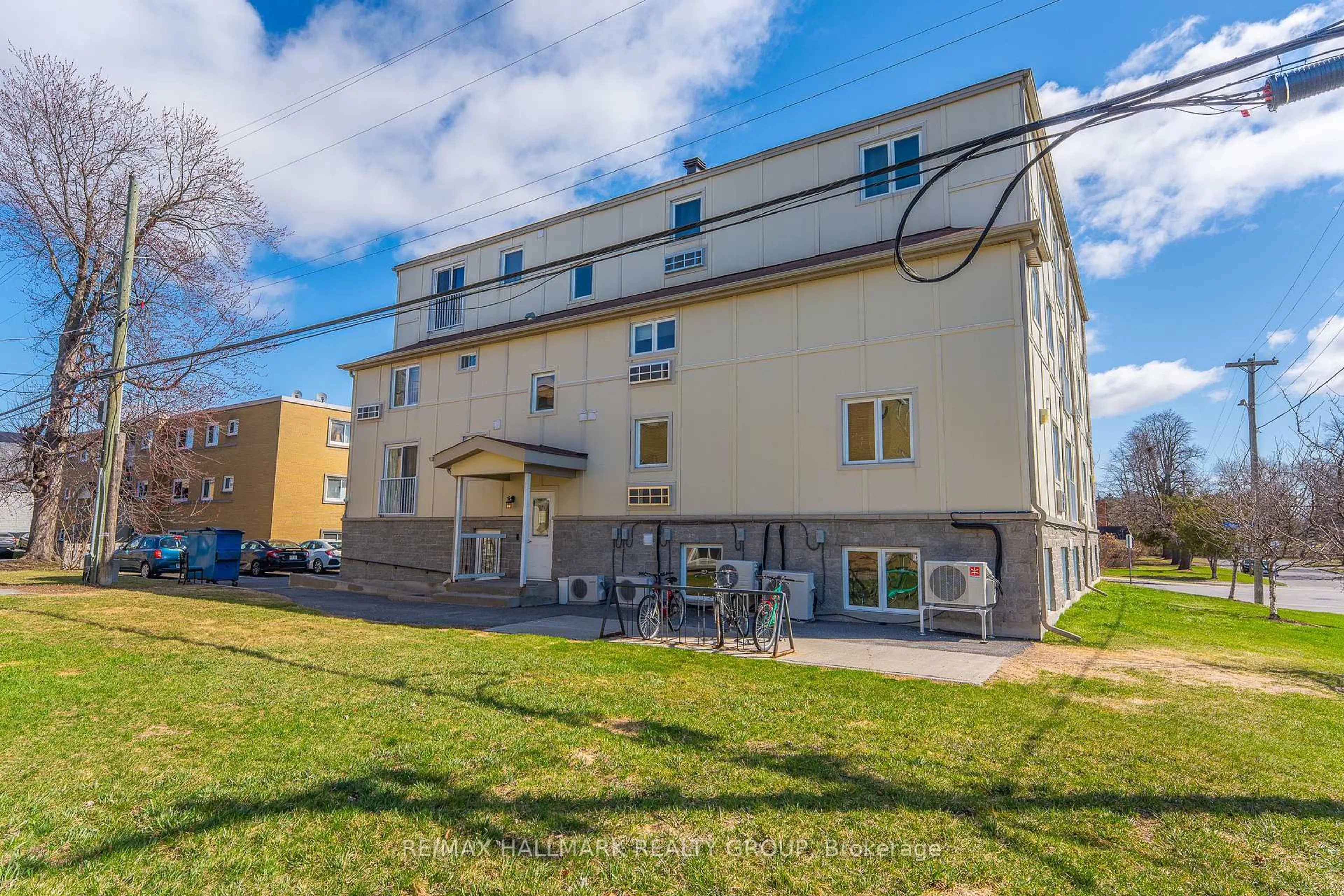 Patio, building for 646 Cummings Ave #401, Ottawa Ontario K1K 2K6