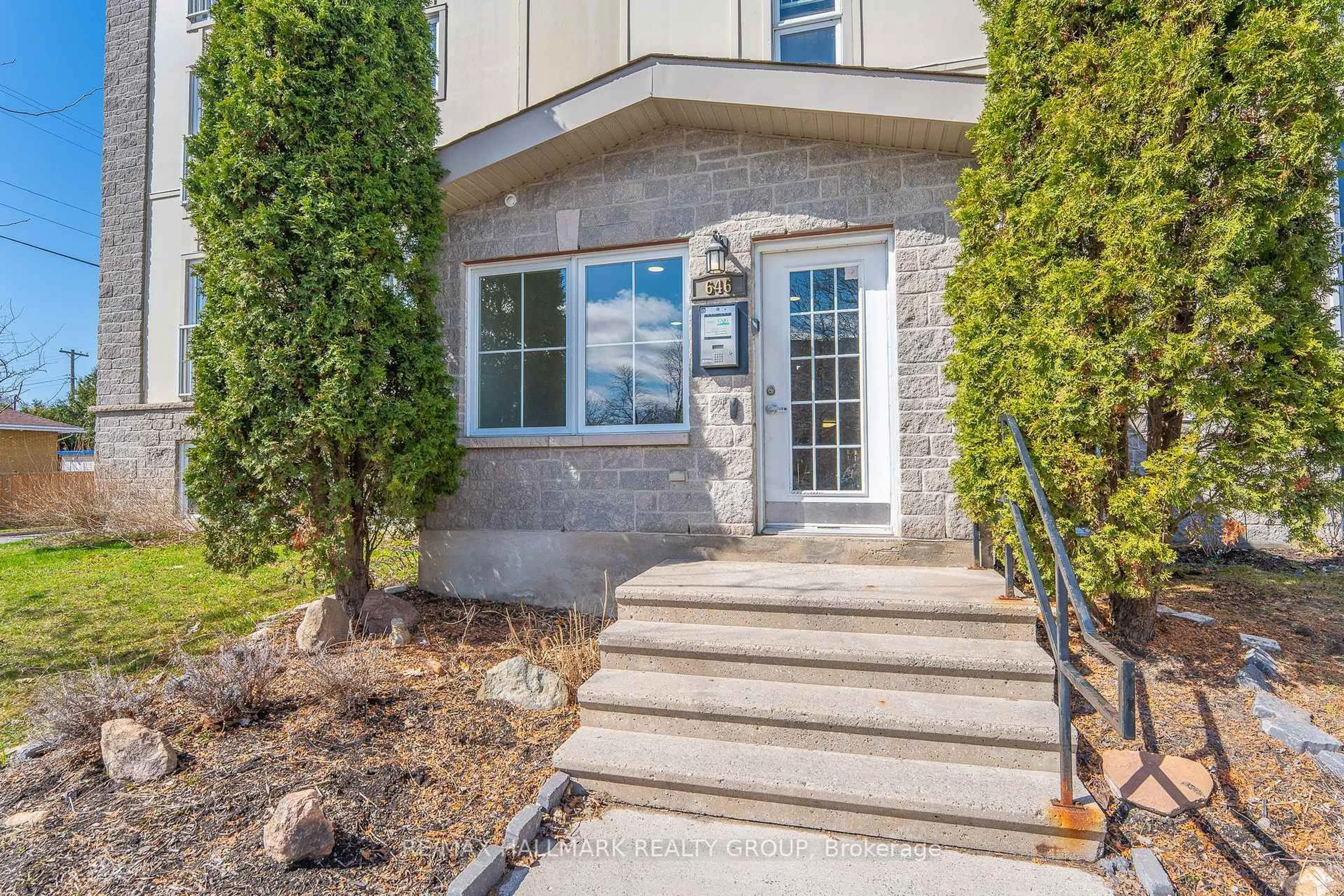 Indoor entryway for 646 Cummings Ave #401, Ottawa Ontario K1K 2K6