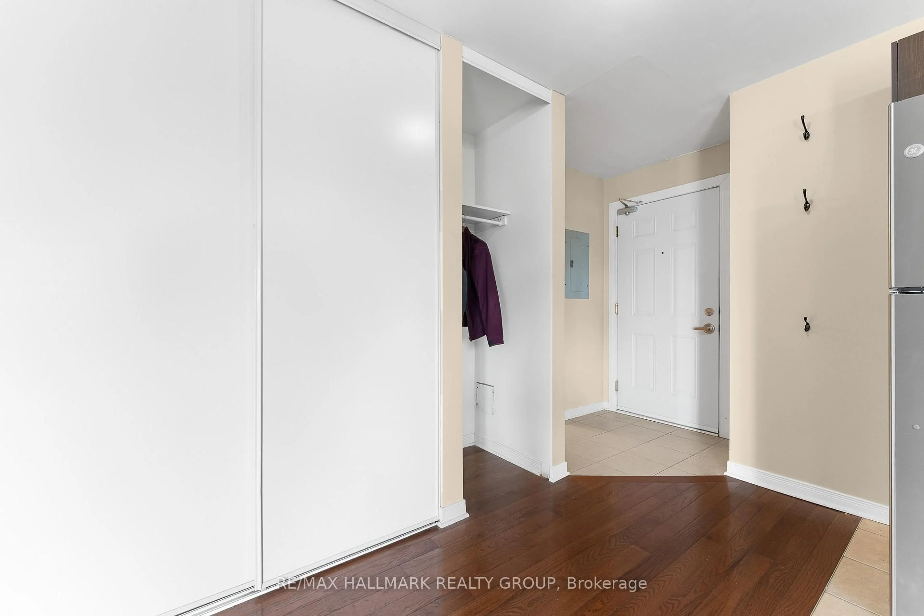 Indoor entryway for 646 Cummings Ave #401, Ottawa Ontario K1K 2K6
