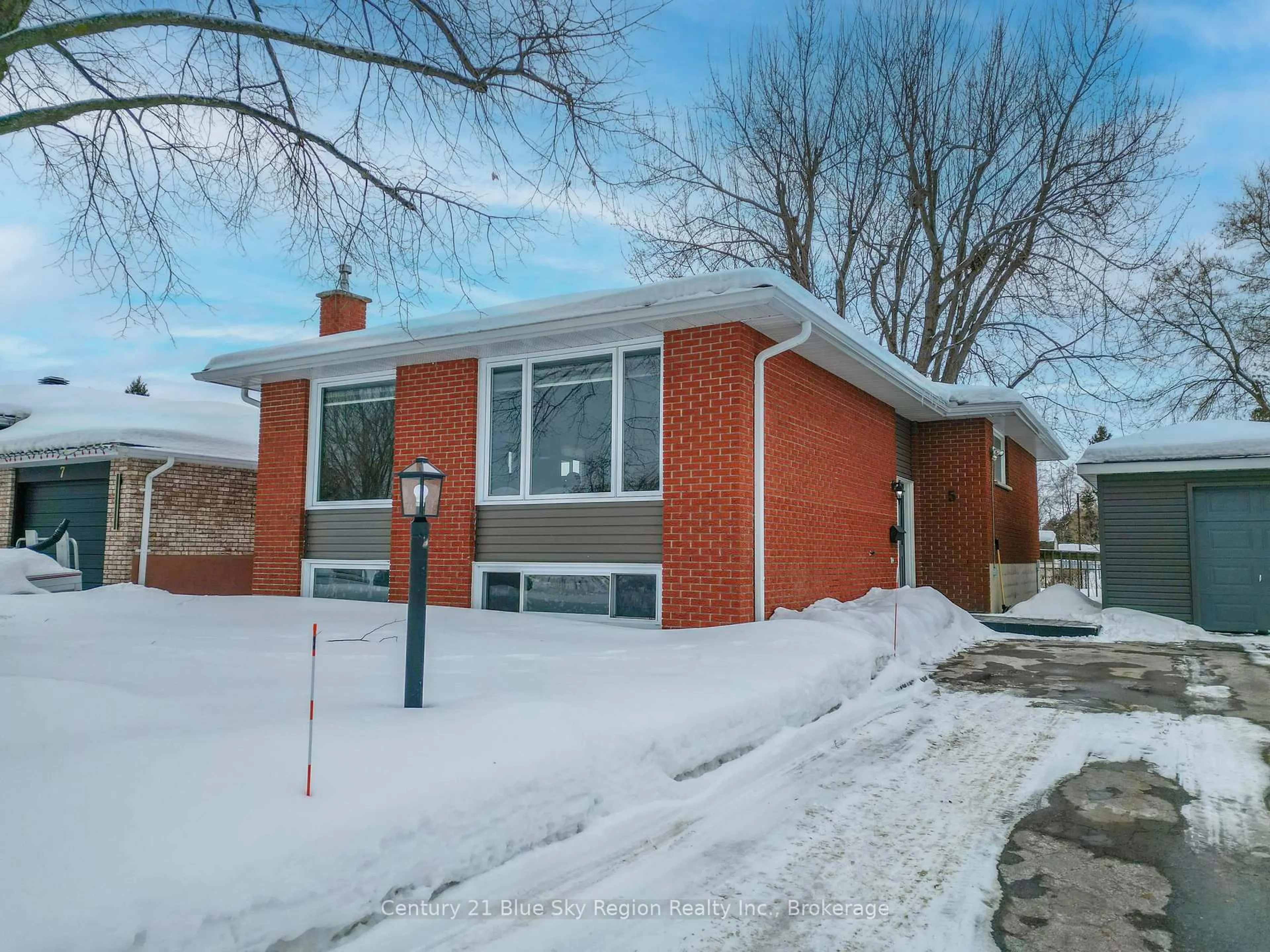 Home with brick exterior material, street for 5 Knox Crt, North Bay Ontario P1A 2P6