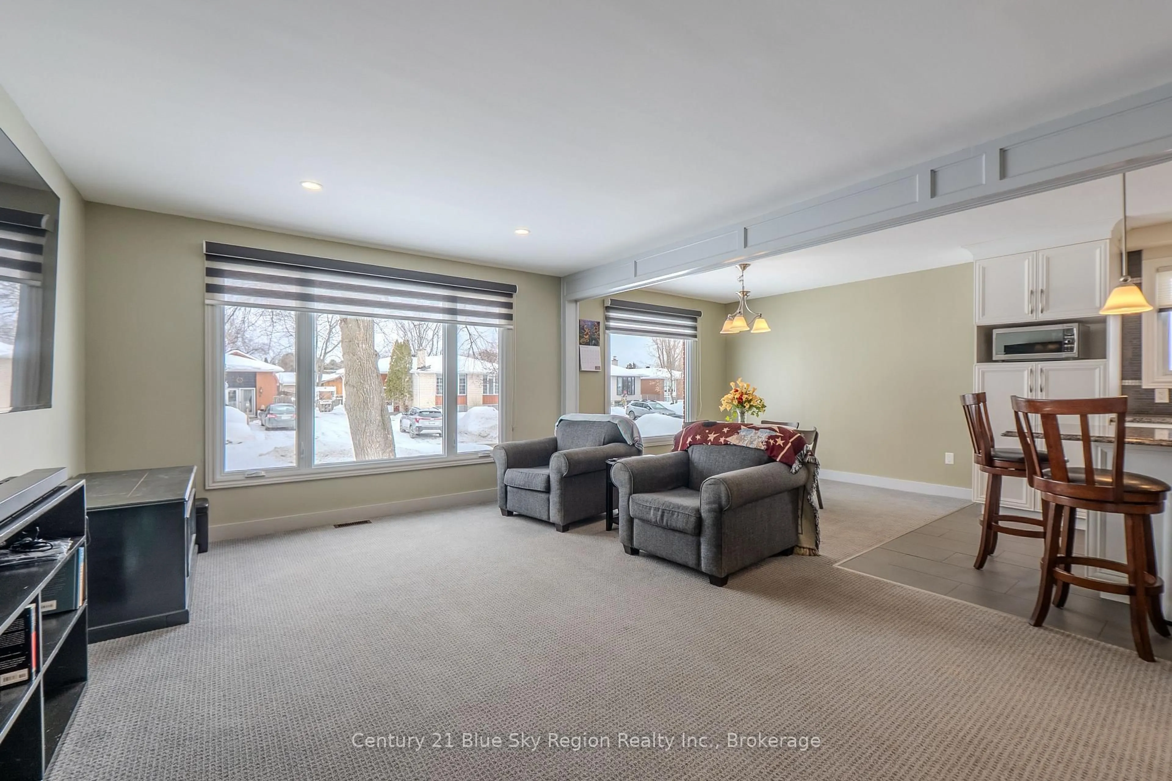 Living room with furniture, carpet floor for 5 Knox Crt, North Bay Ontario P1A 2P6