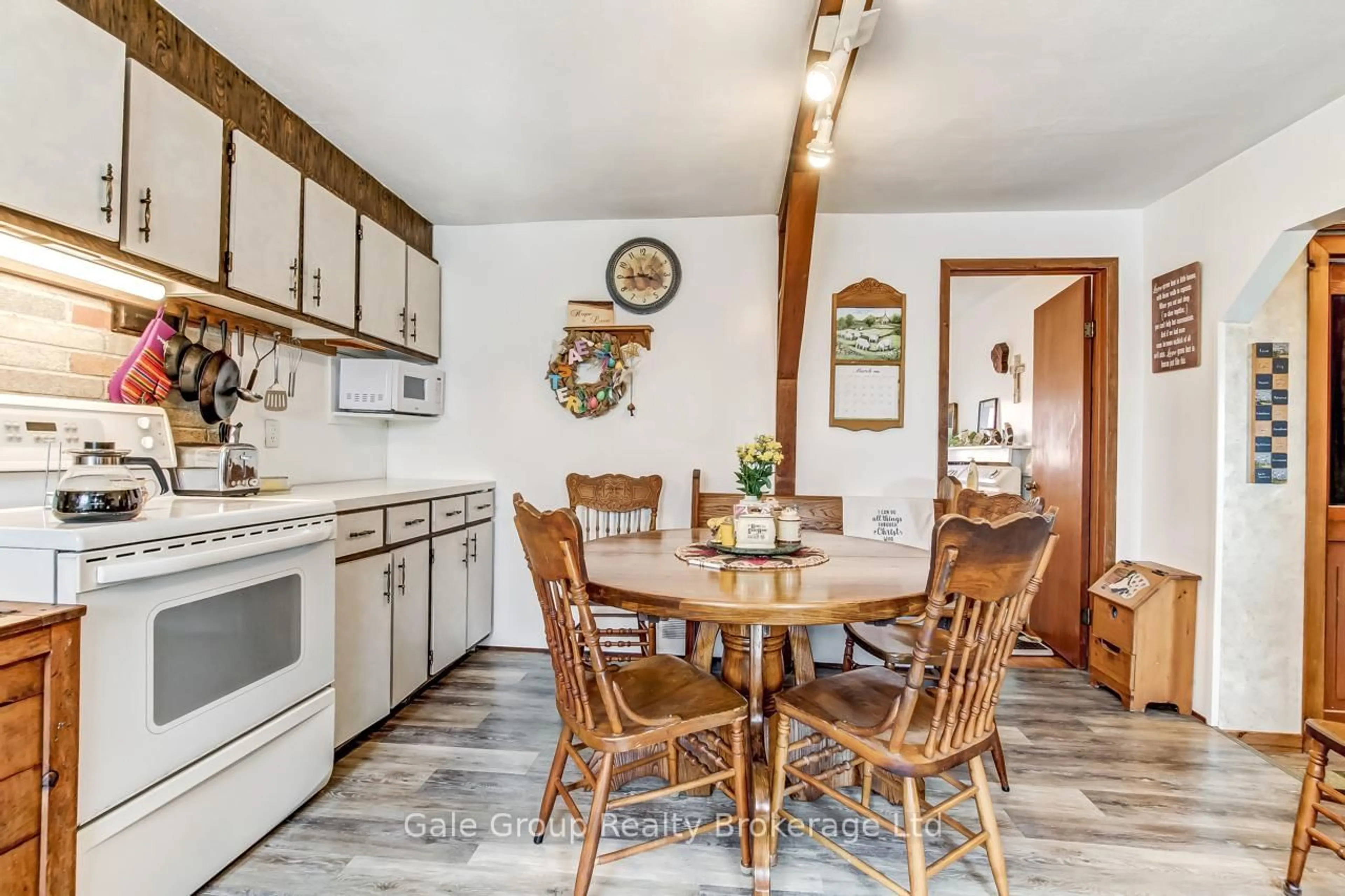 Open concept kitchen, unknown for 1410 Dundas St, Woodstock Ontario N4S 7V9