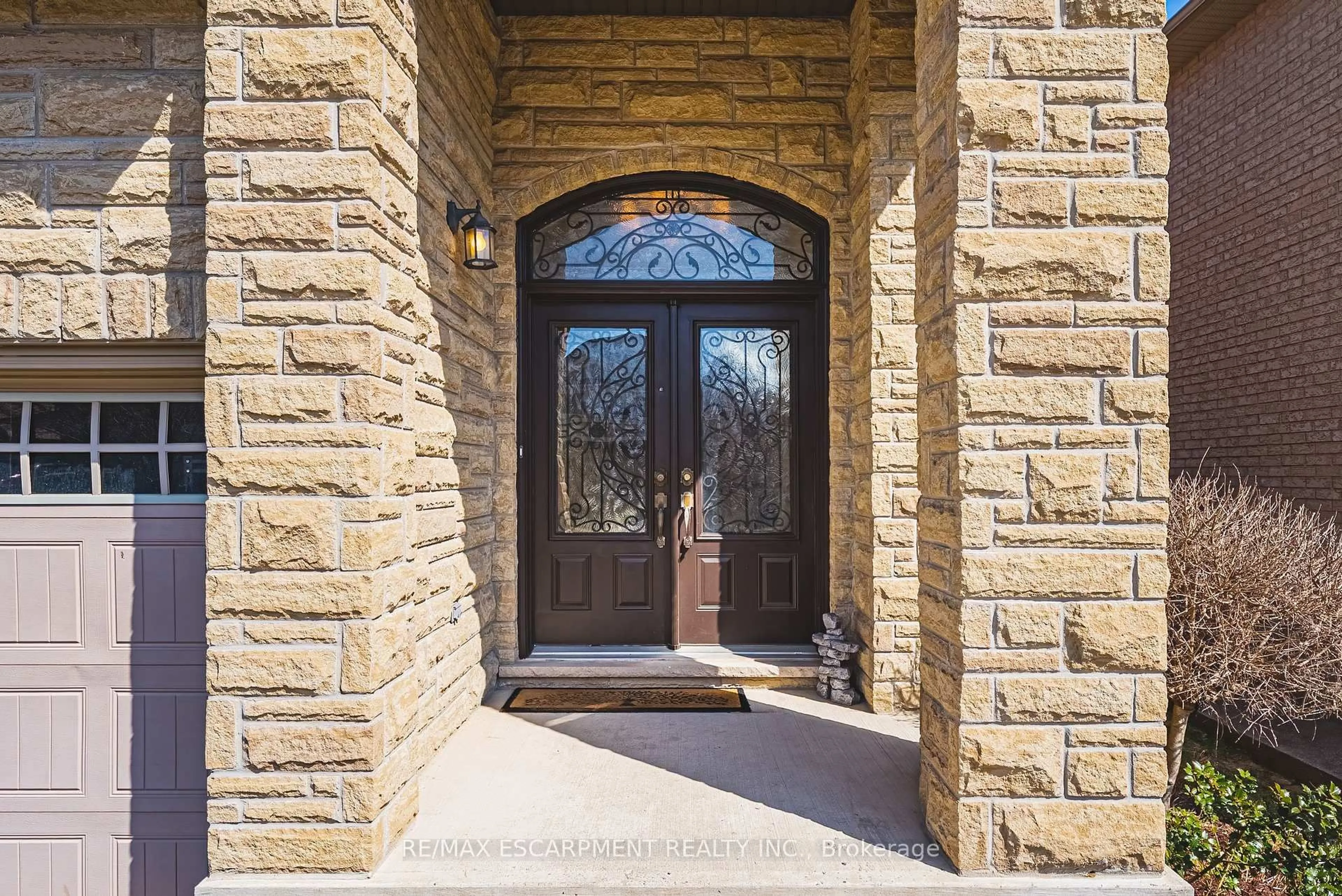 Indoor entryway for 405 VALRIDGE Dr, Hamilton Ontario L9G 0B2