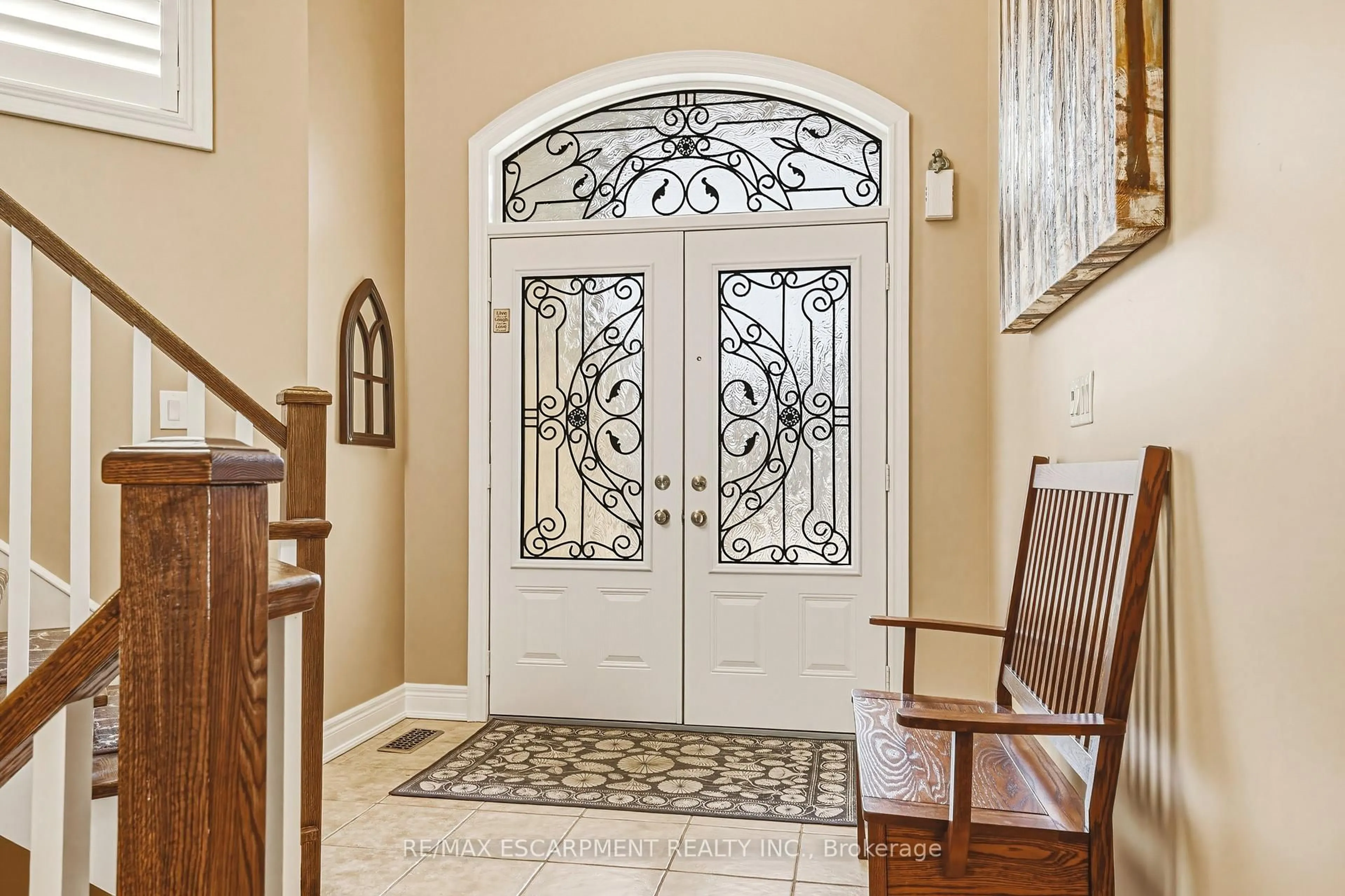 Indoor entryway for 405 VALRIDGE Dr, Hamilton Ontario L9G 0B2