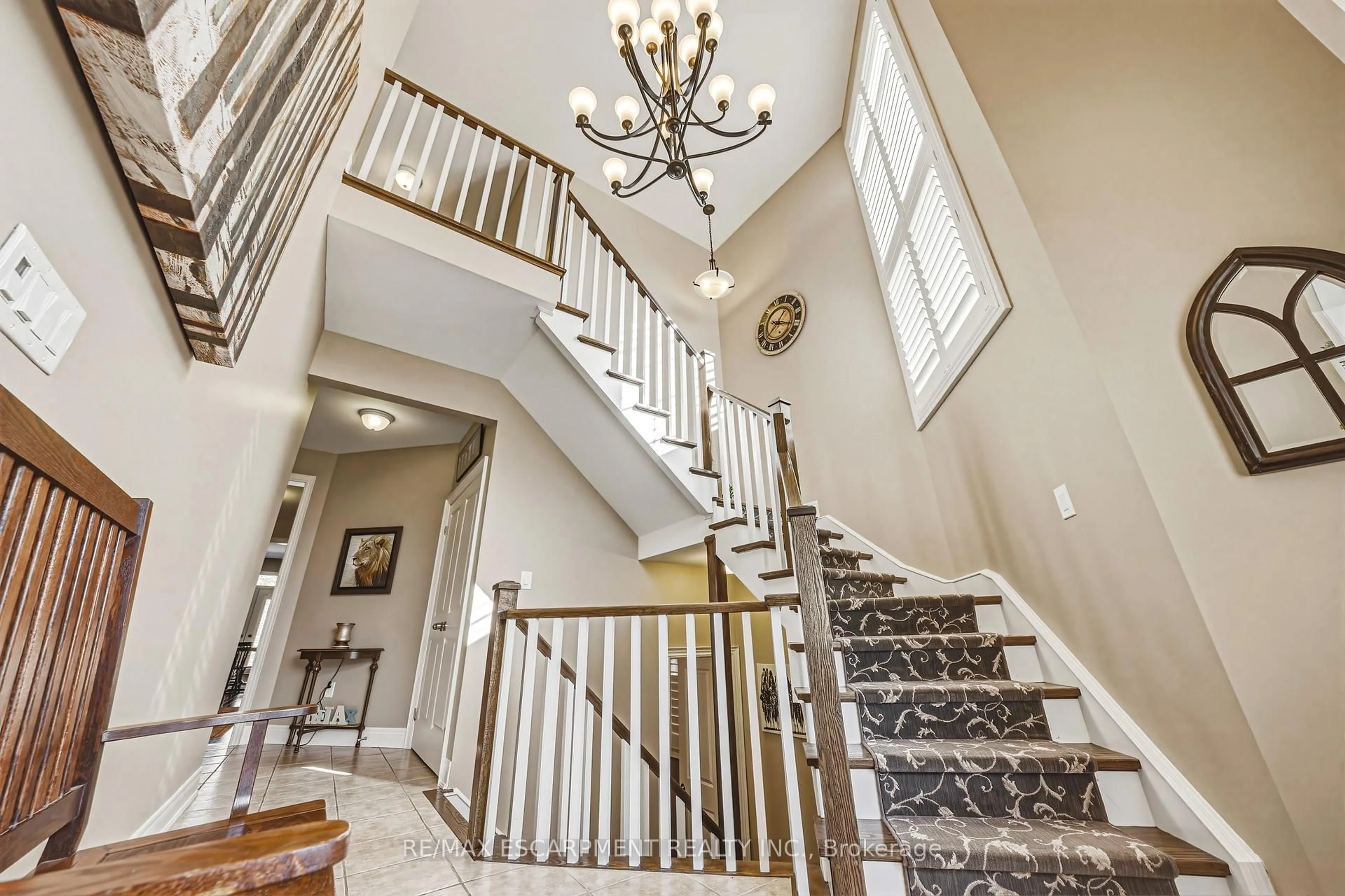 Stairs for 405 VALRIDGE Dr, Hamilton Ontario L9G 0B2