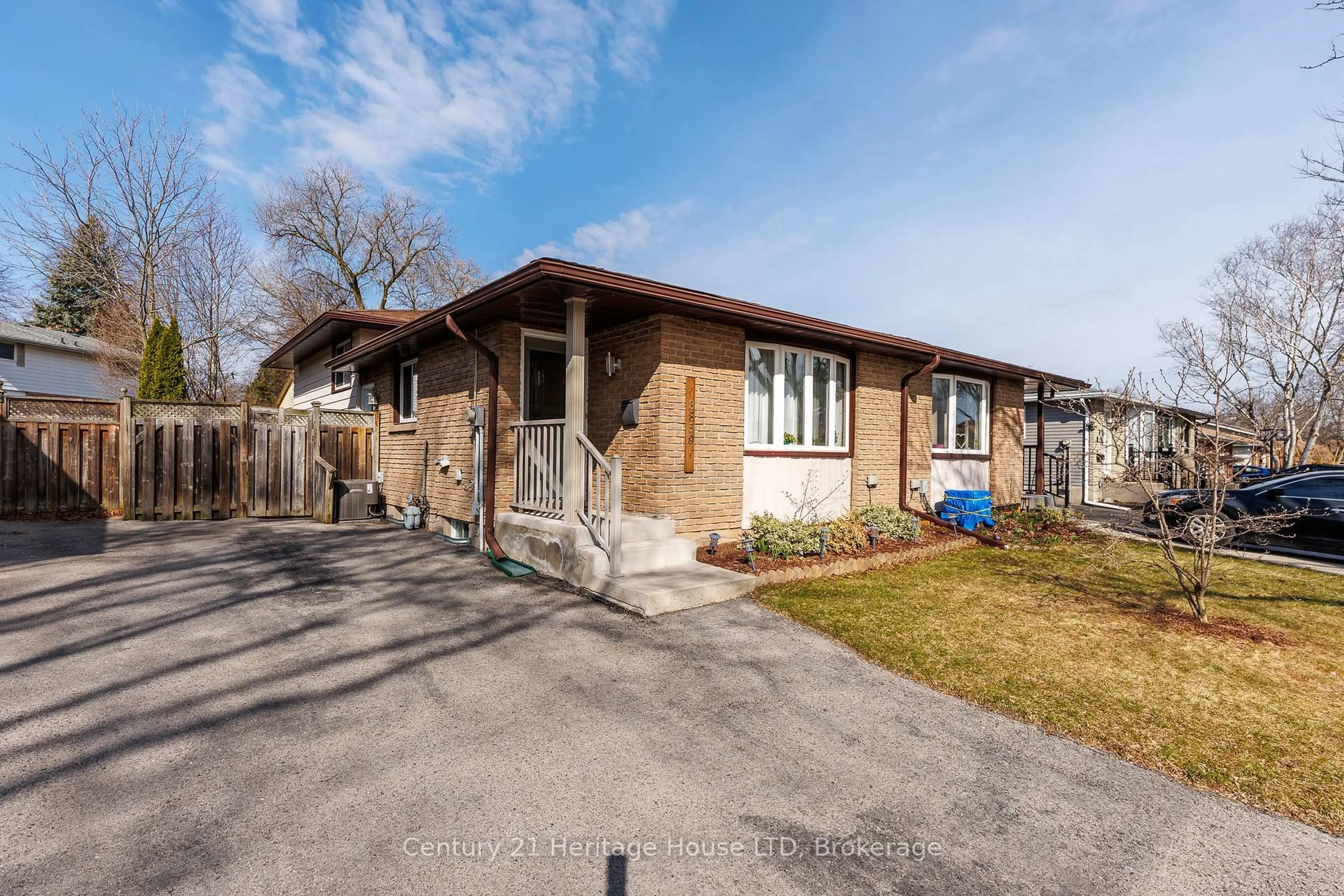 Home with brick exterior material, street for 3859 Panama Crt, Niagara Falls Ontario L2J 3Z8