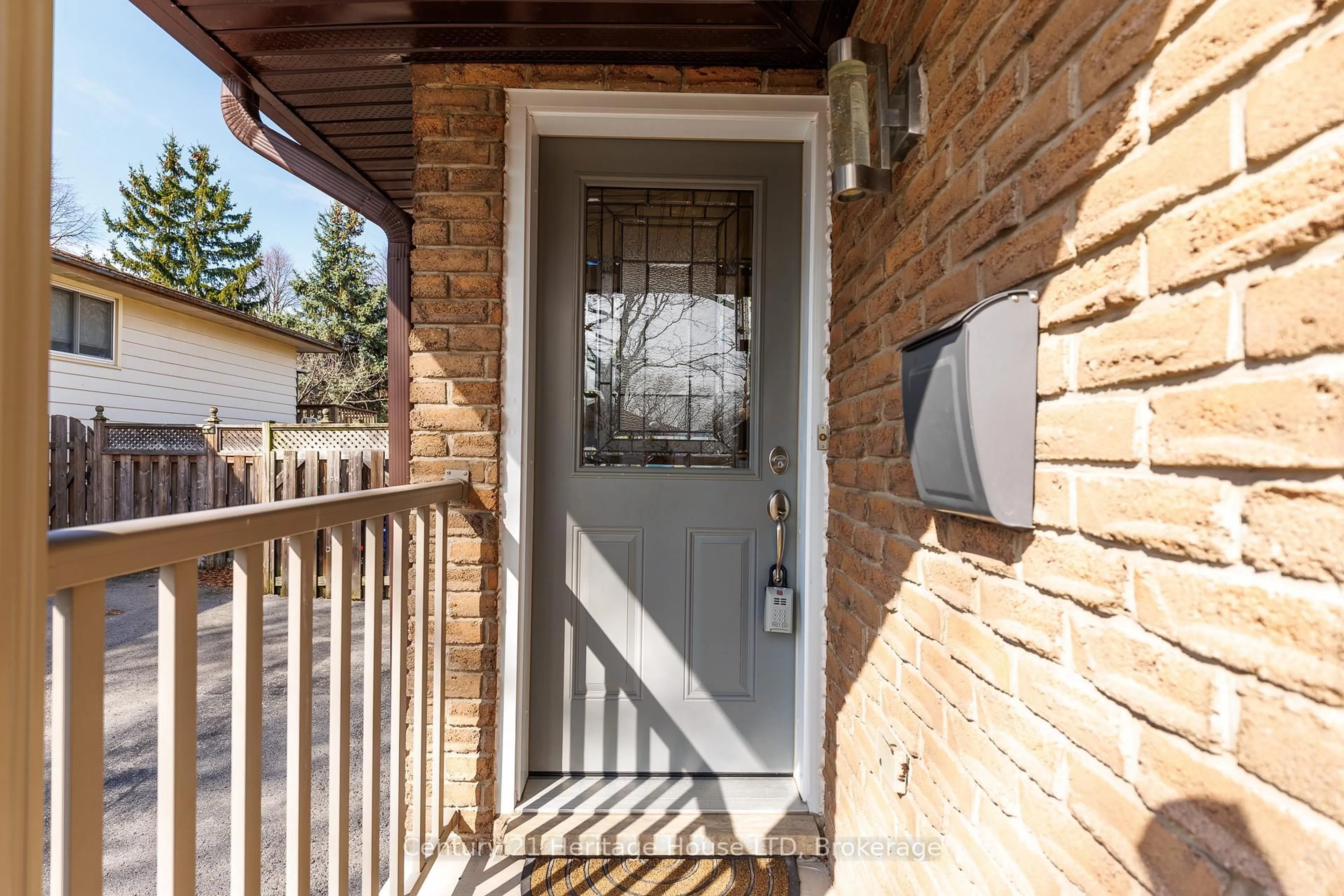 Indoor entryway for 3859 Panama Crt, Niagara Falls Ontario L2J 3Z8