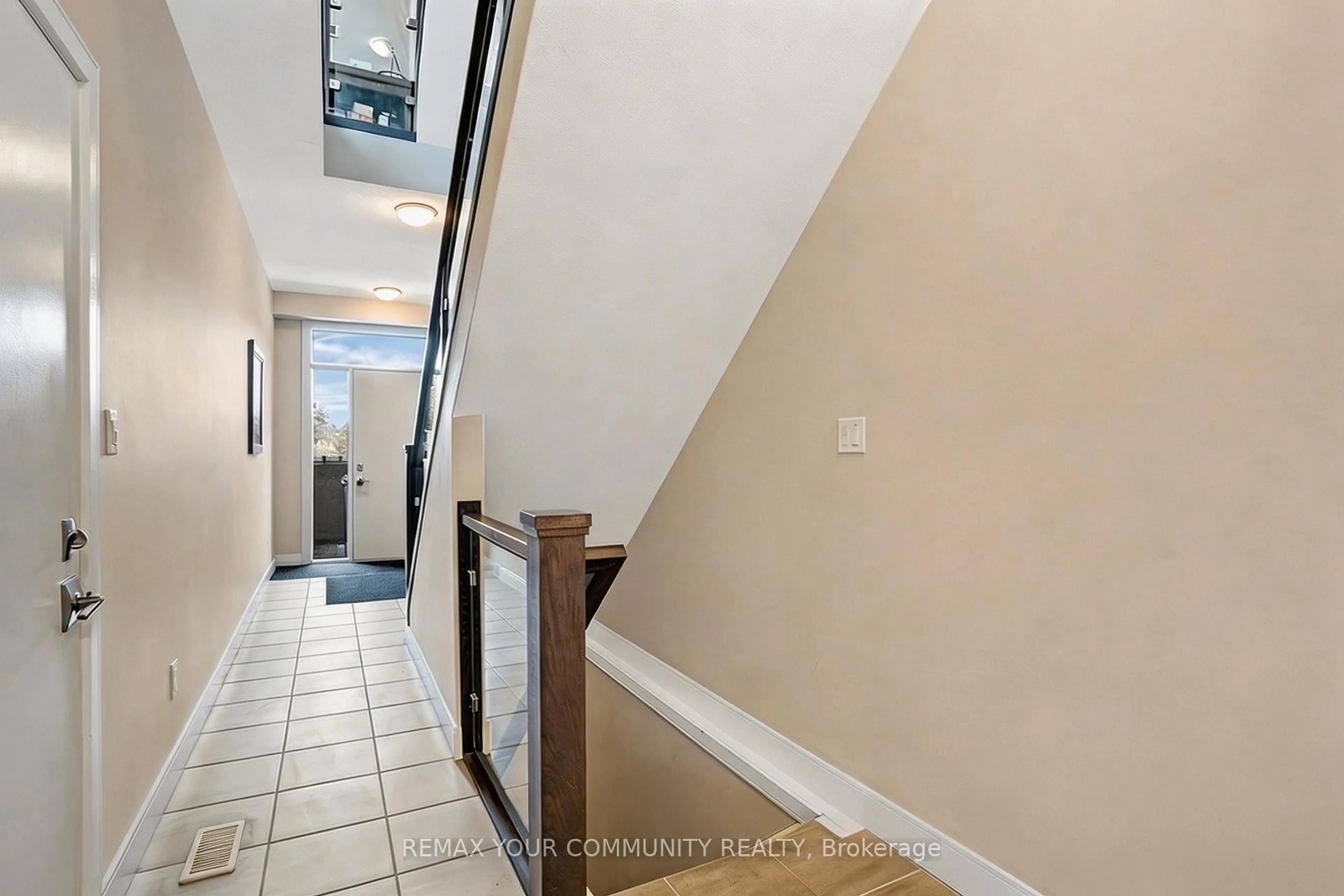 Indoor foyer for 60 Arkell Rd #63, Guelph Ontario N1L 0N8