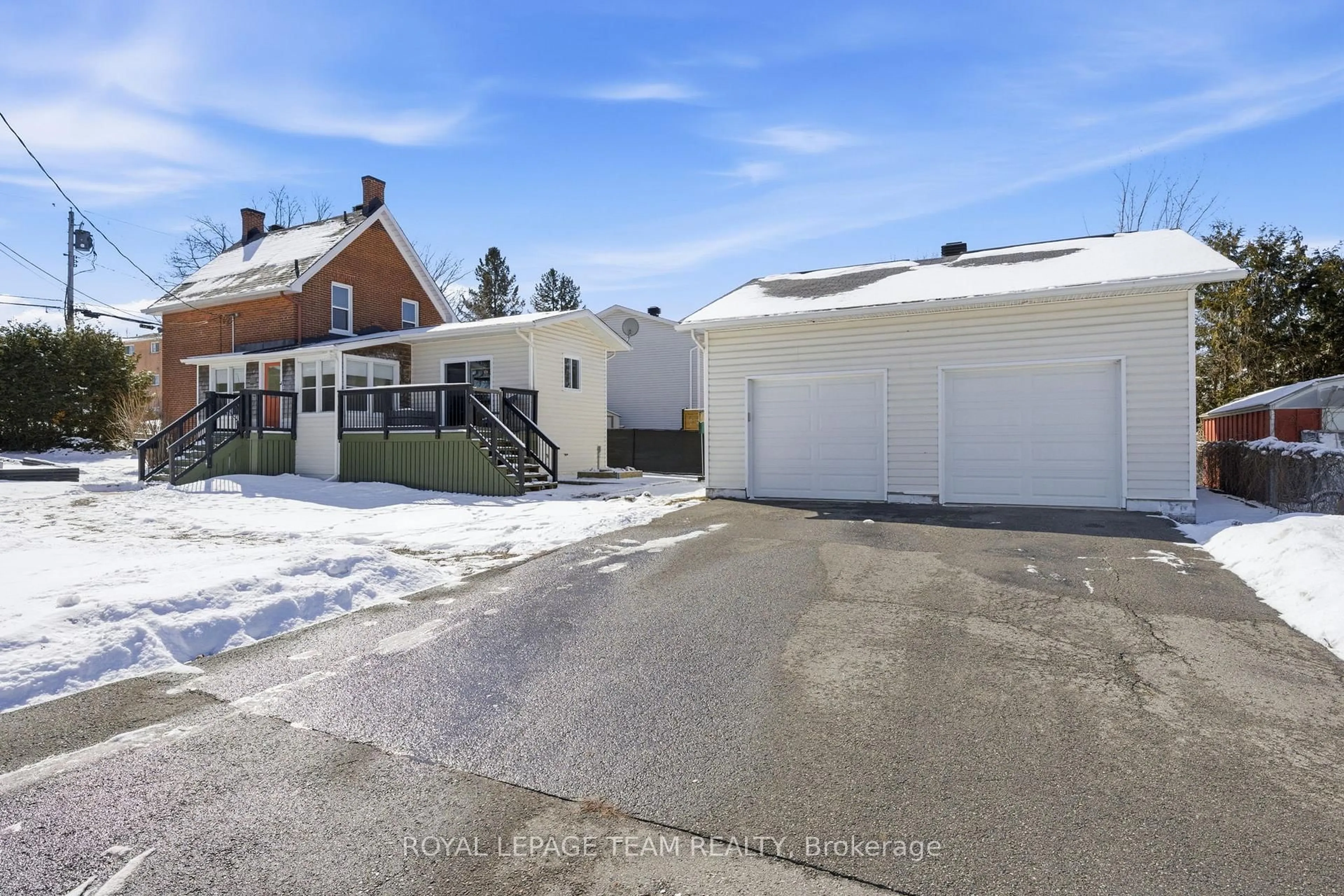 A pic from outside/outdoor area/front of a property/back of a property/a pic from drone, street for 238 Park Ave, Carleton Place Ontario K7C 2G6