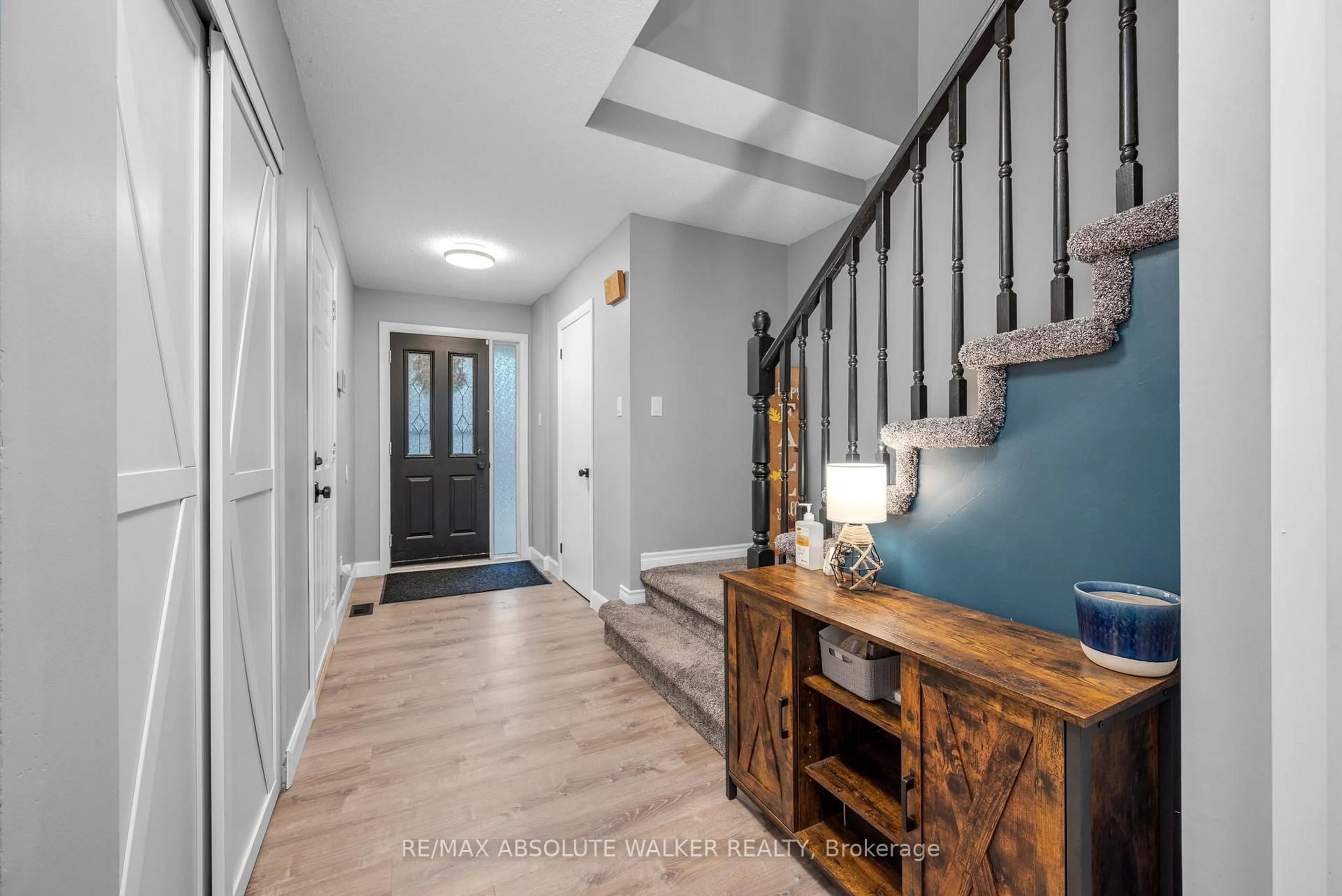 Indoor entryway for 108 Cedarock Dr, Ottawa Ontario K2M 2H5