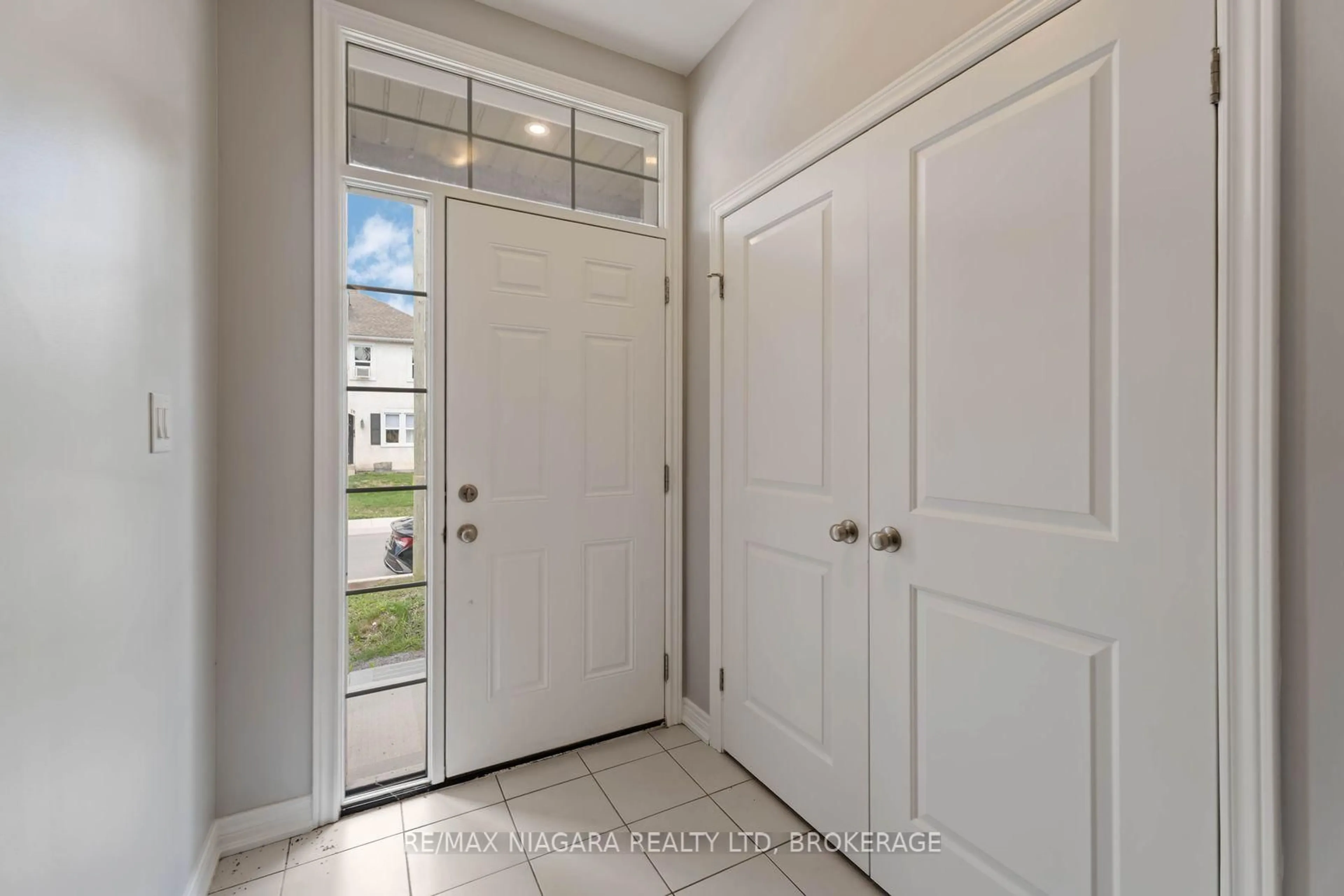 Indoor entryway for 81 Grove St, Welland Ontario L3B 4B3