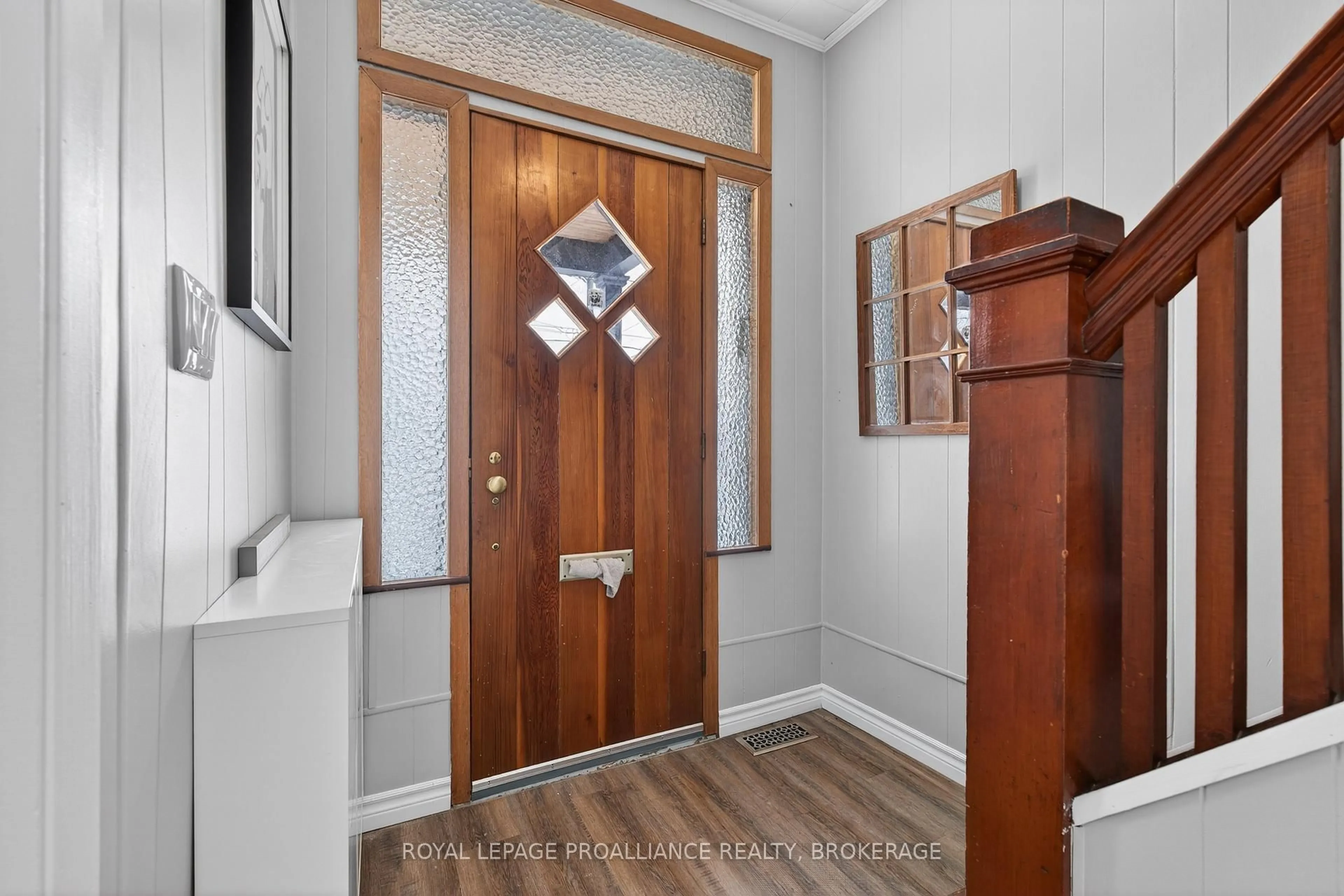 Indoor entryway for 118 East St, Greater Napanee Ontario K7R 1S6