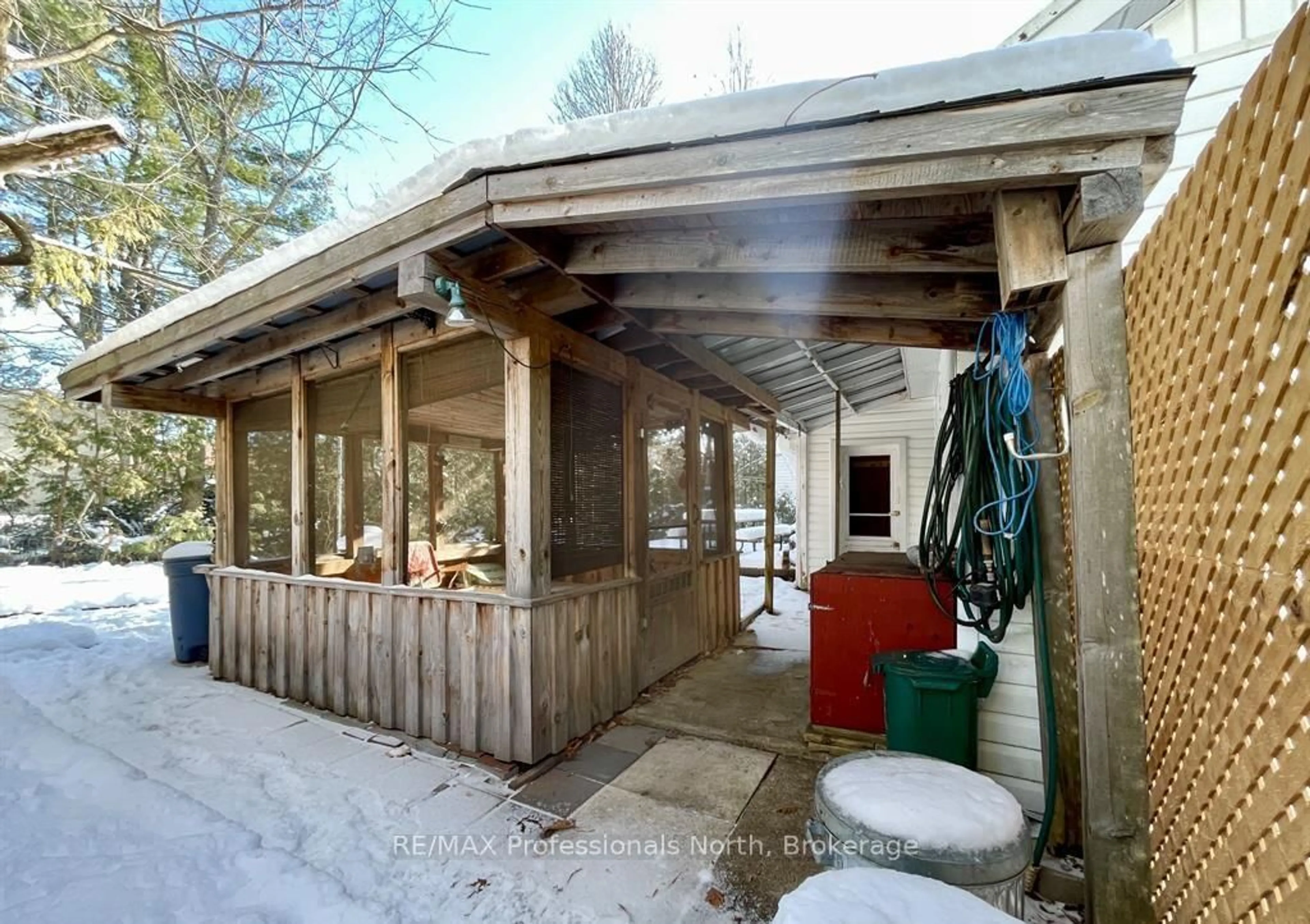 Patio, street for 330 John St, Gravenhurst Ontario P1P 1J1