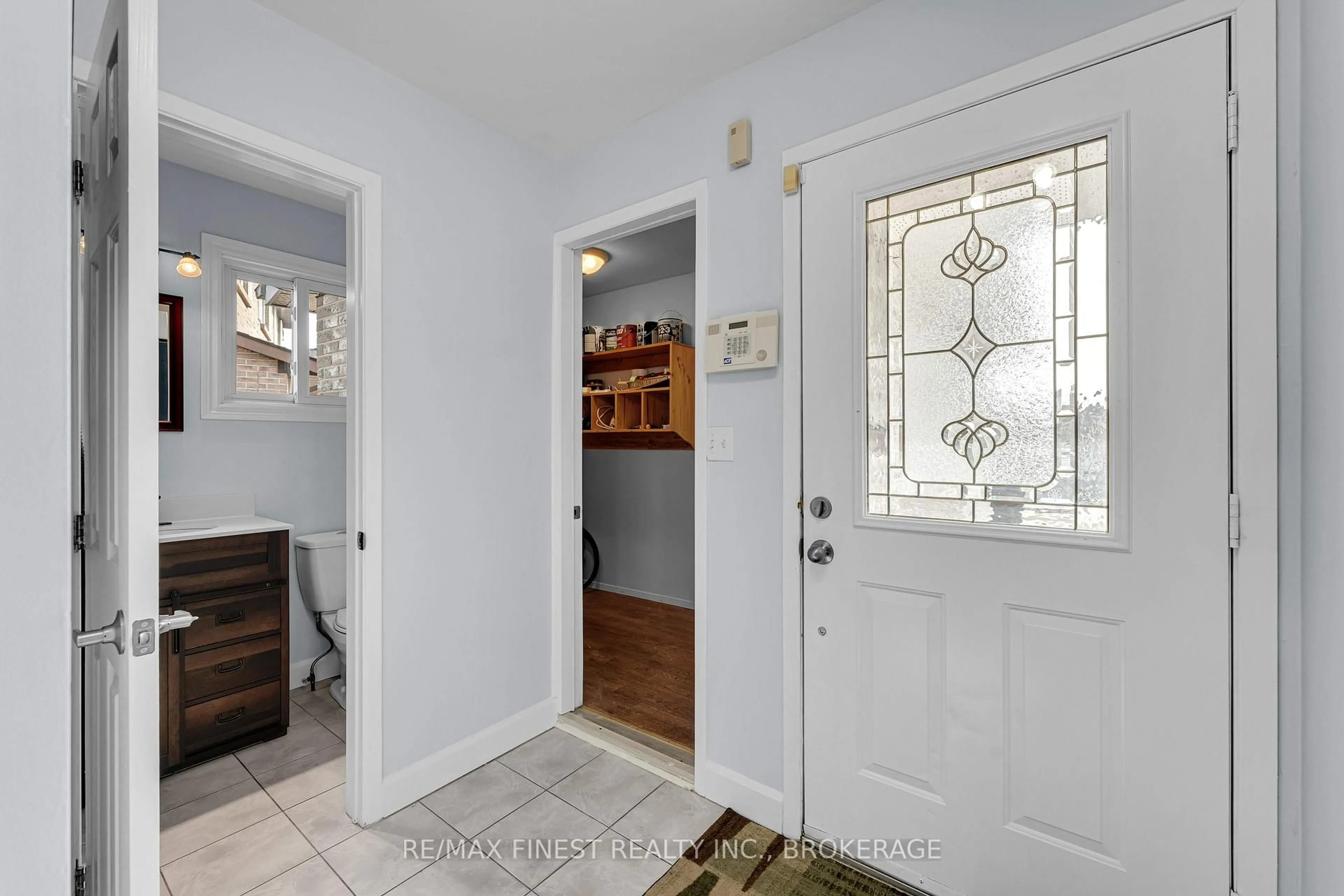 Indoor entryway for 972 Heaton Rd, Kingston Ontario K7P 1Y7